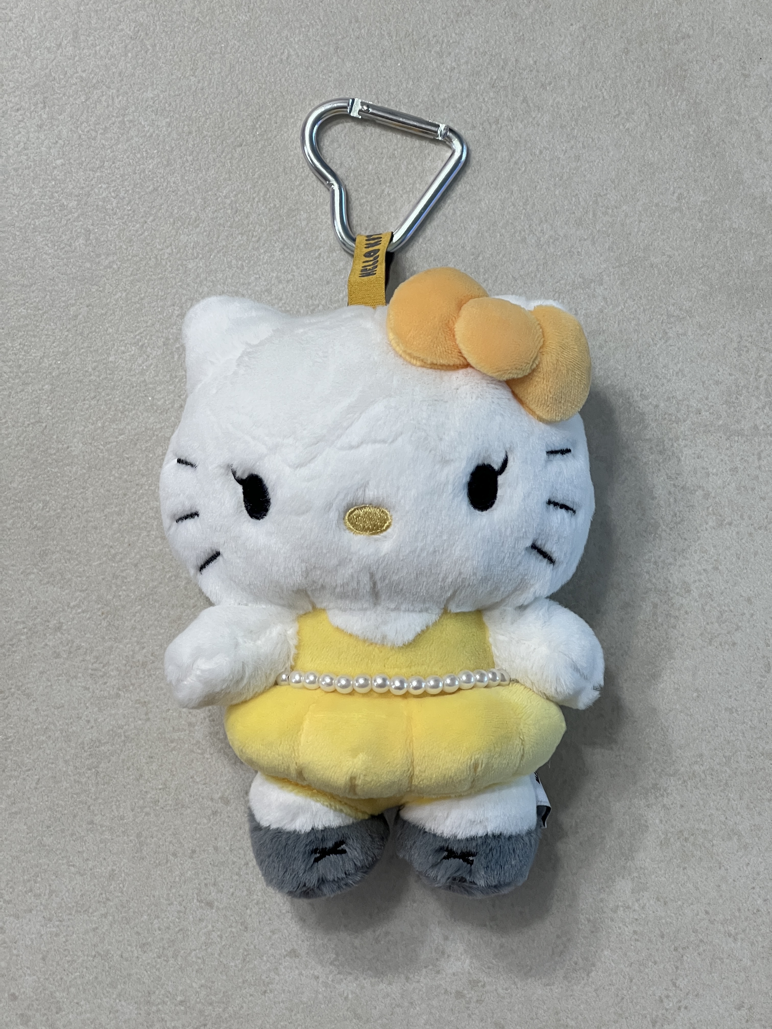 HELLO KITTY x JISOO Random Plush Keychain (1 Blind Box), HELLO KITTY x JISOO Plush Keychain Yellow (Opened Case) 착용 스타일