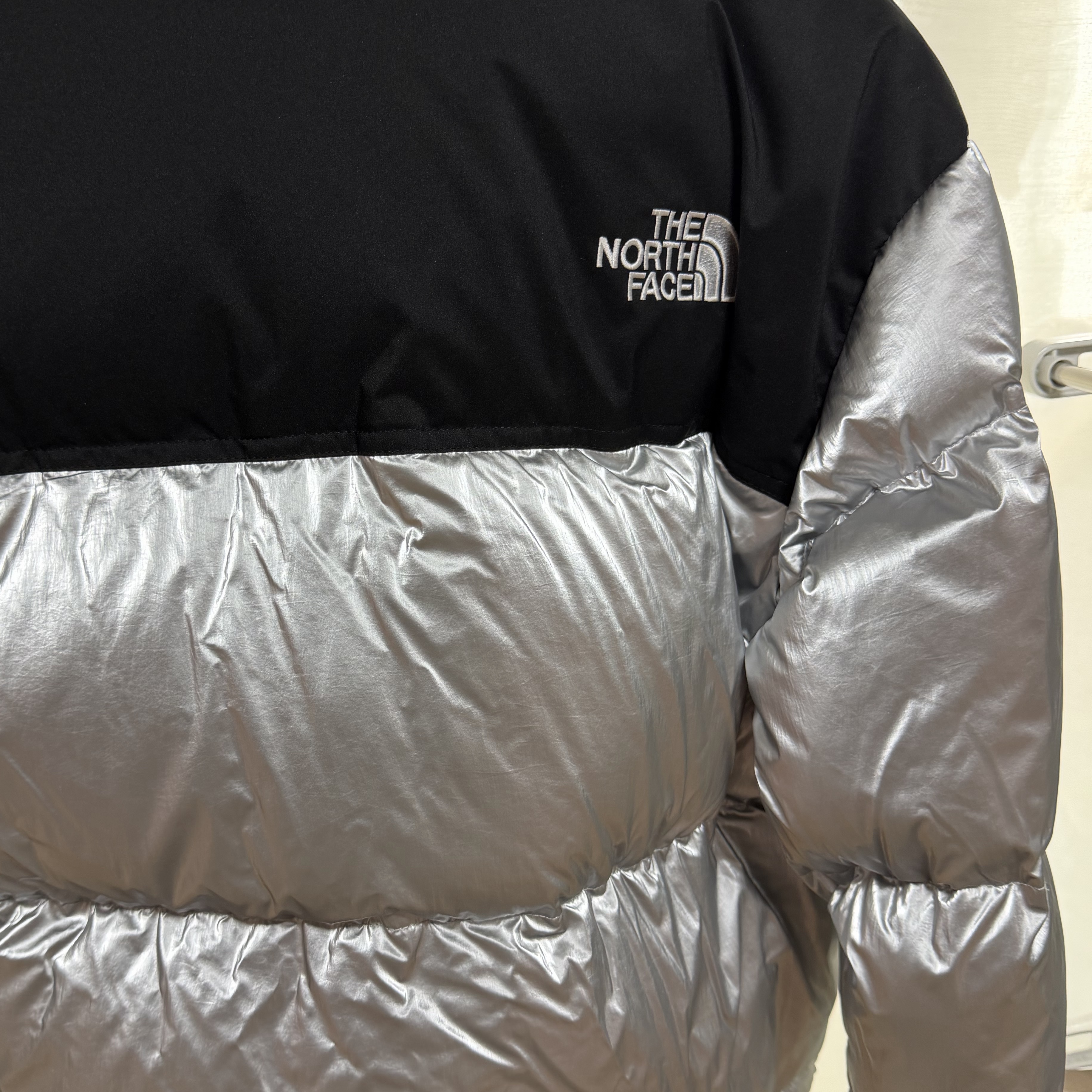 (W) The North Face White Label Novelty Nuptse Down Jacket SE Silver 착용 스타일