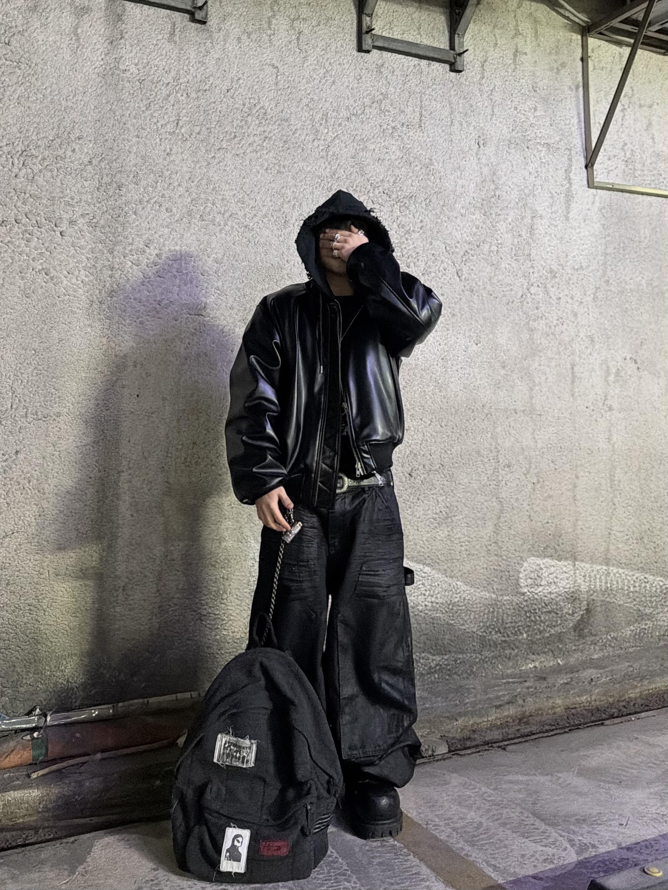 Balenciaga Stomper Bootie Black, emostanceclub Distressed Hoodie Zip-Up Black 착용 스타일 - 1