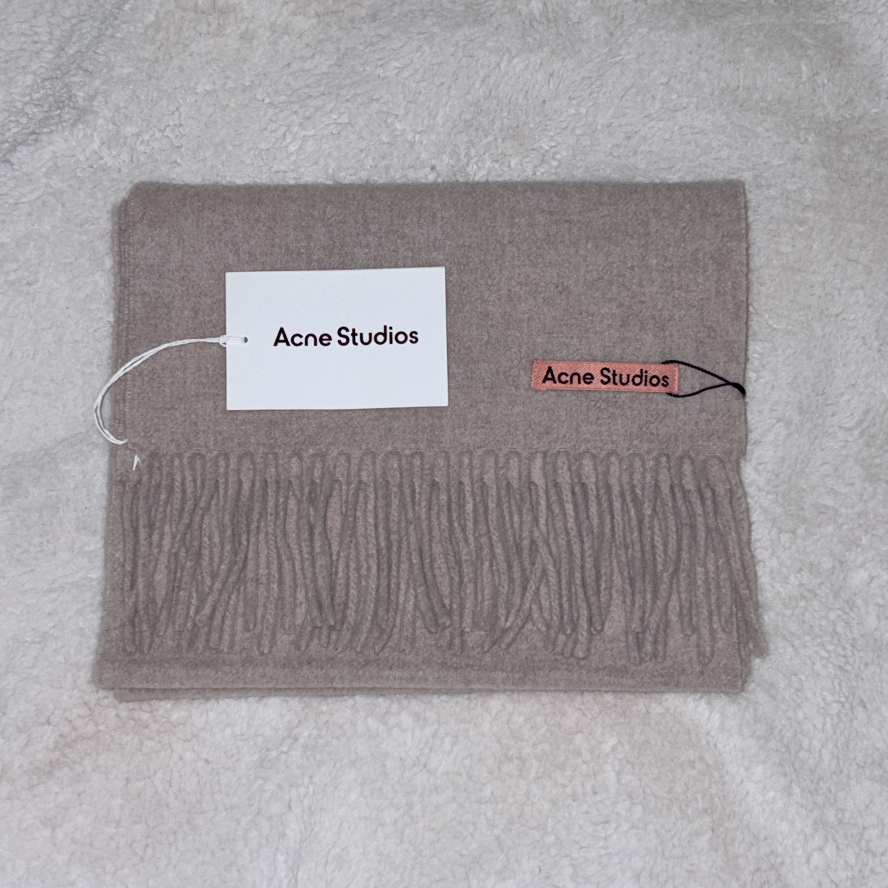 Acne Studios Wool Fringe Muffler Oatmeal Melange 착용 스타일