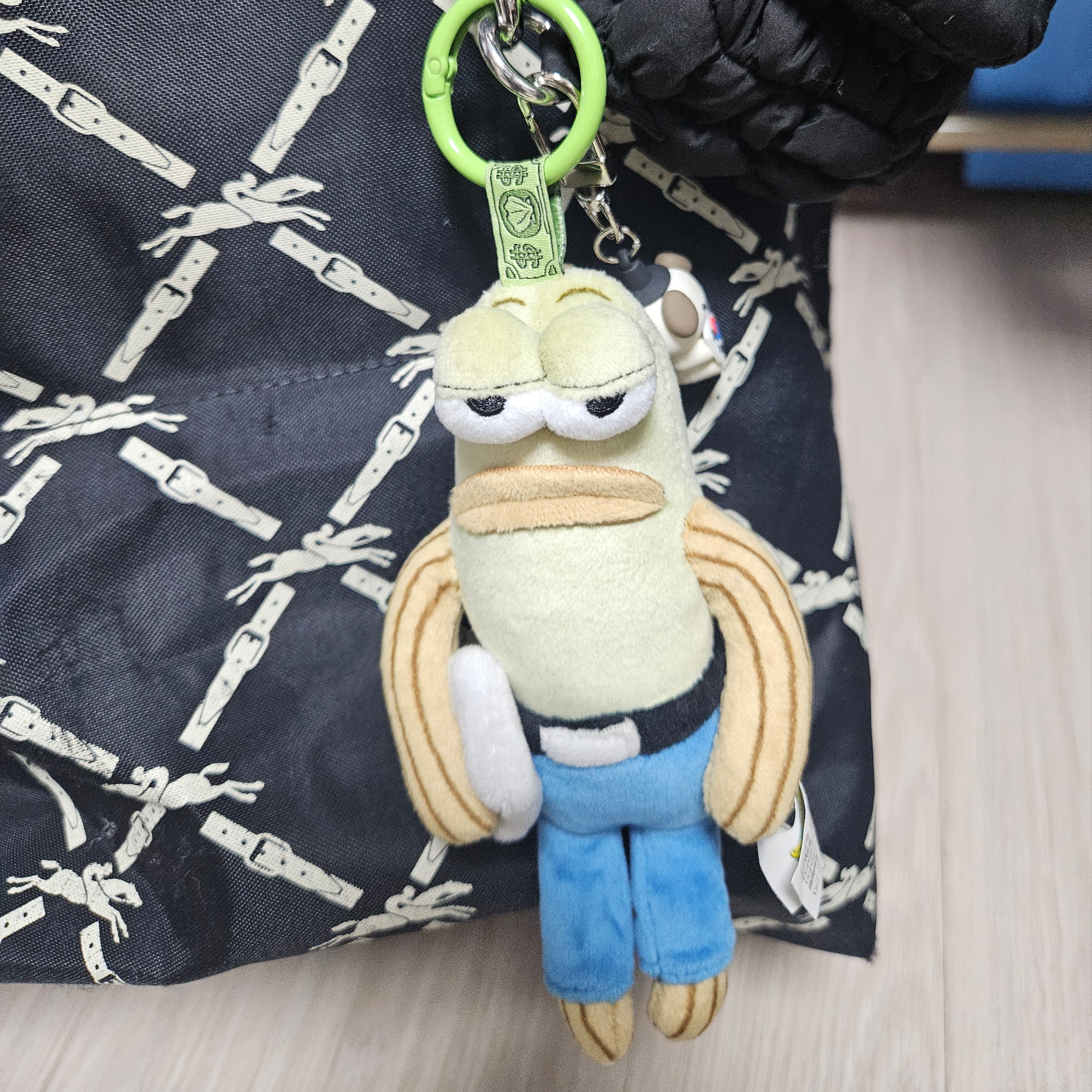 Pop Mart Bikini Bottom Buddies Whimsical Plush Working Fish (Opened Case) 착용 스타일