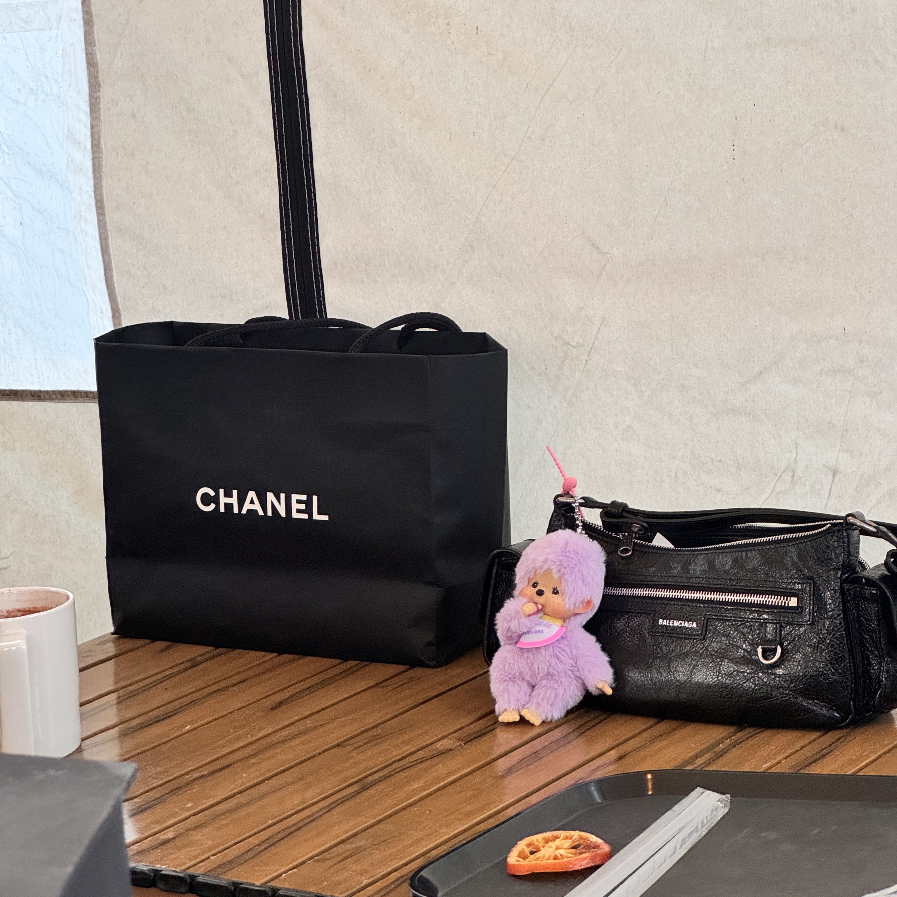 Balenciaga Superbusy Crossbody Bag Black 착용 스타일 - 2