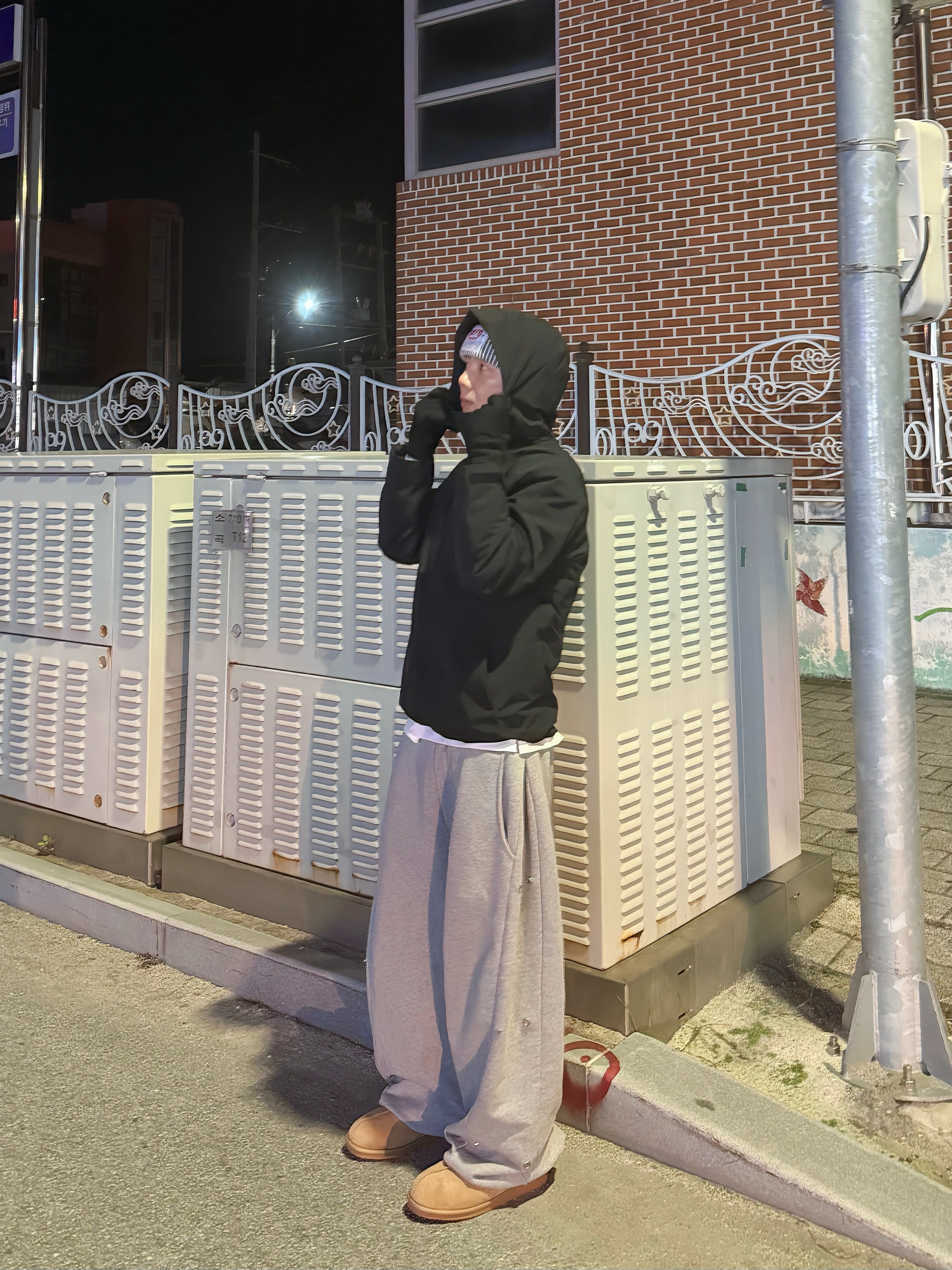 MJD Side Snap Wide C/P Sweatpants Melange Grey 착용 스타일 - 1