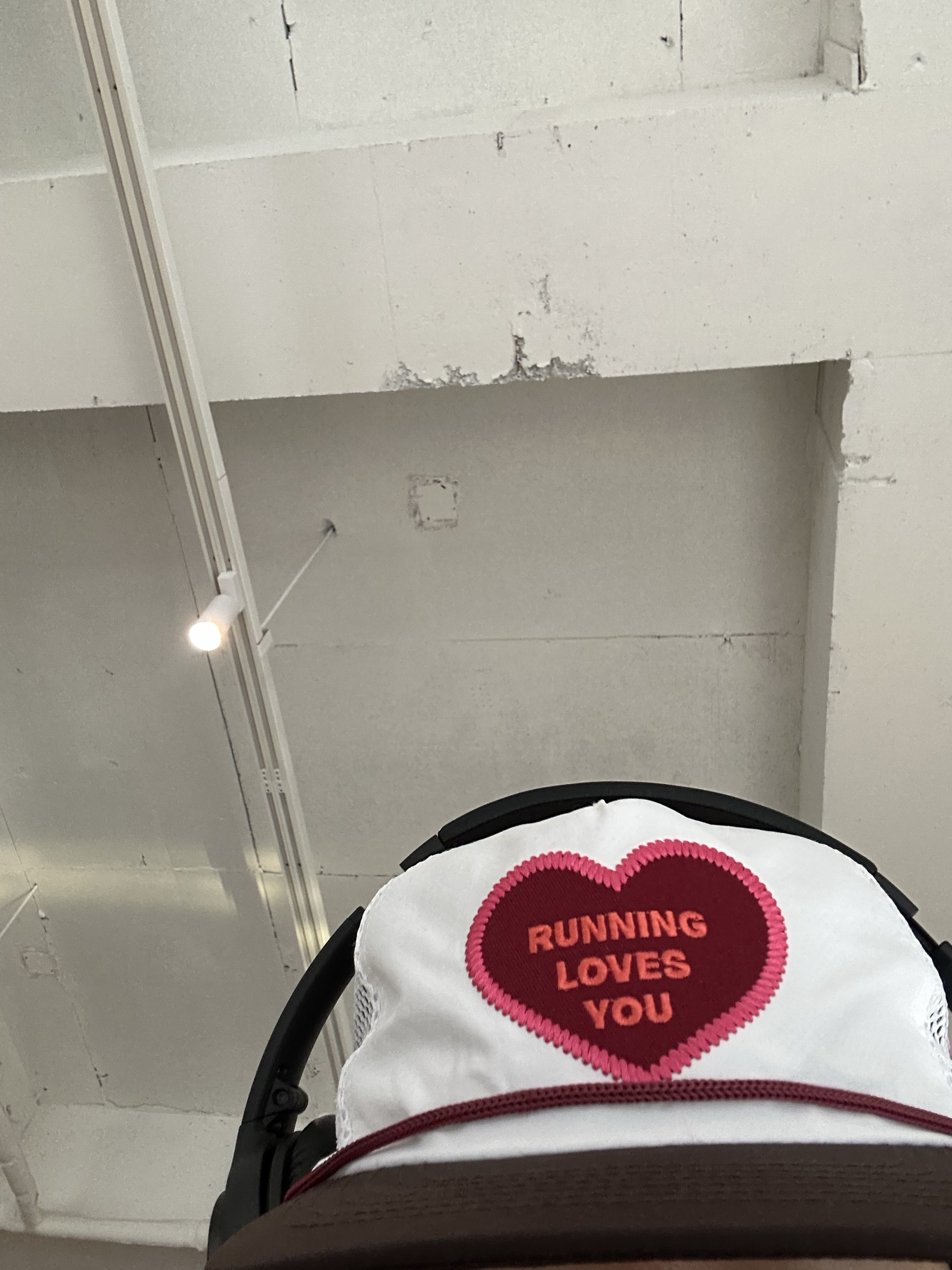 Alex Zono Running Loves You Trucker White 착용 스타일 - 2