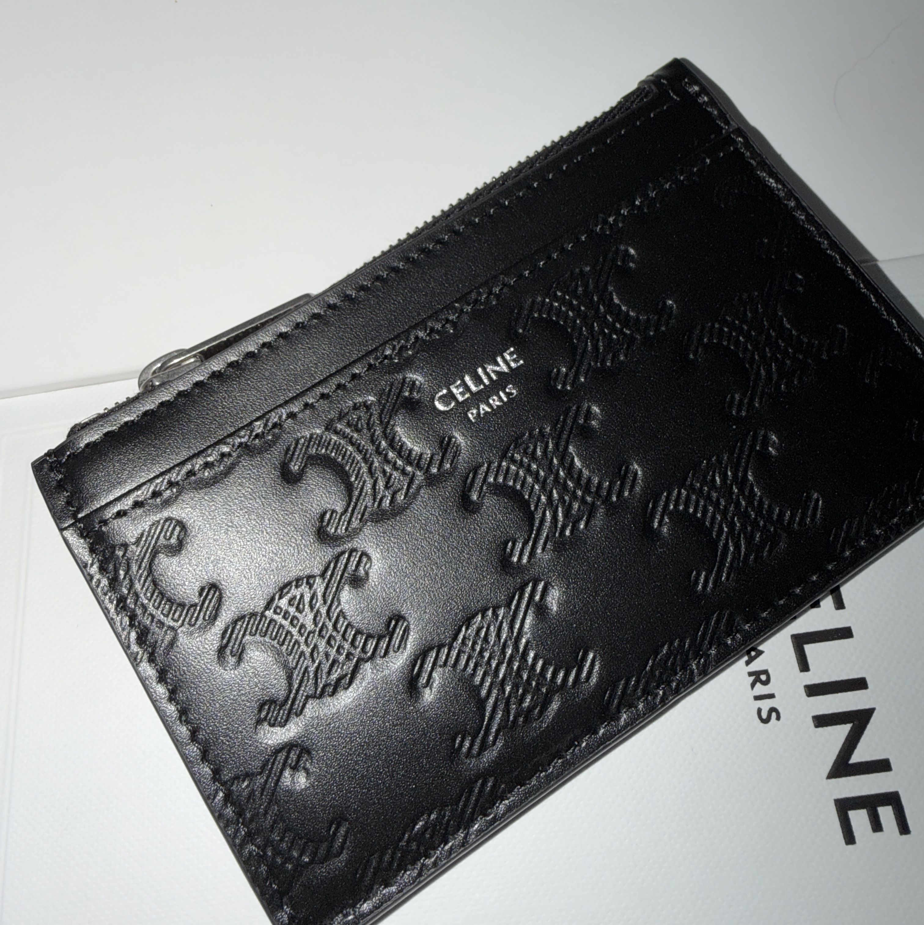 Celine Zipped Card Holder in Calfskin with Triomphe Embossed Black 착용 스타일