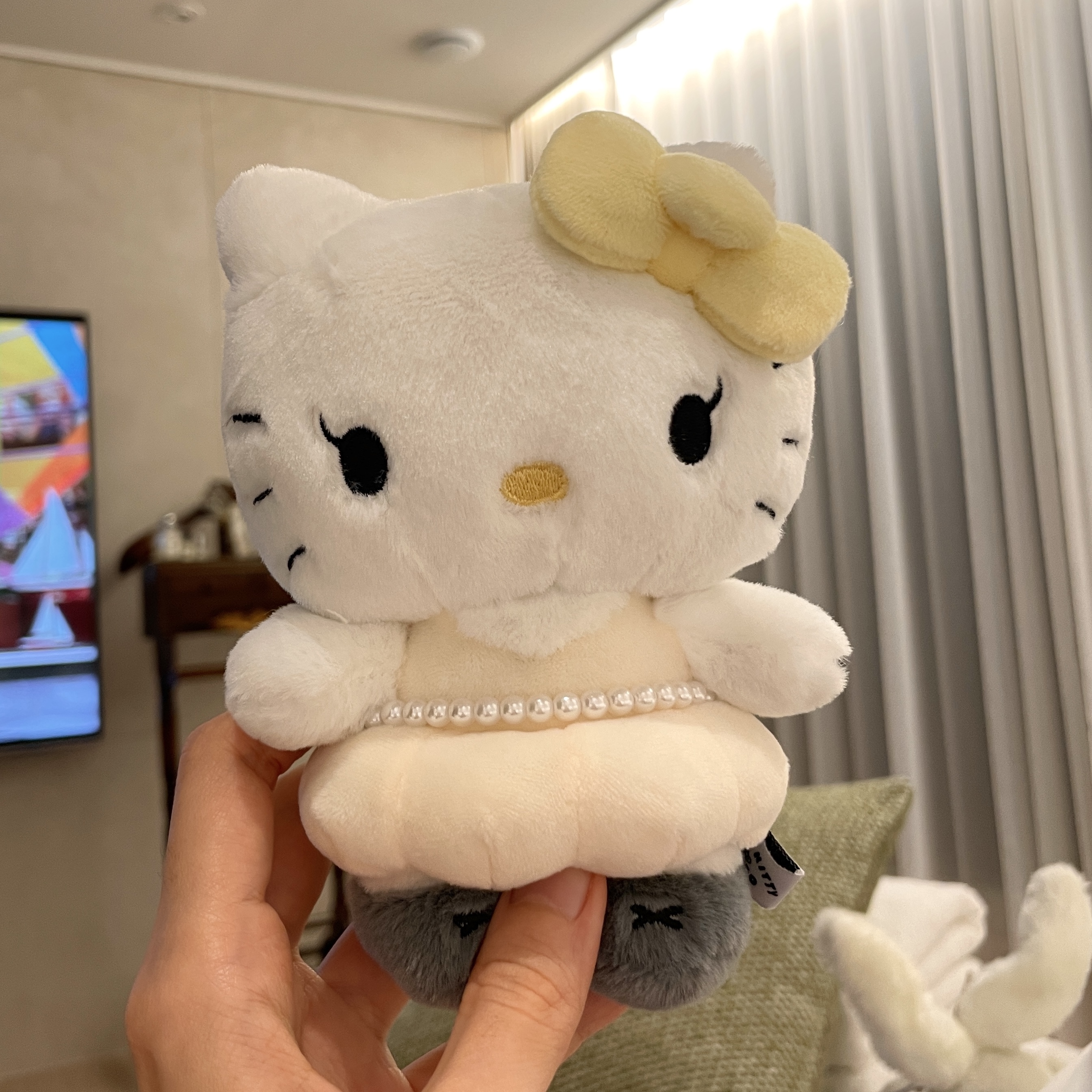 HELLO KITTY x JISOO Plush Keychain Ivory (Opened Case) 착용 스타일