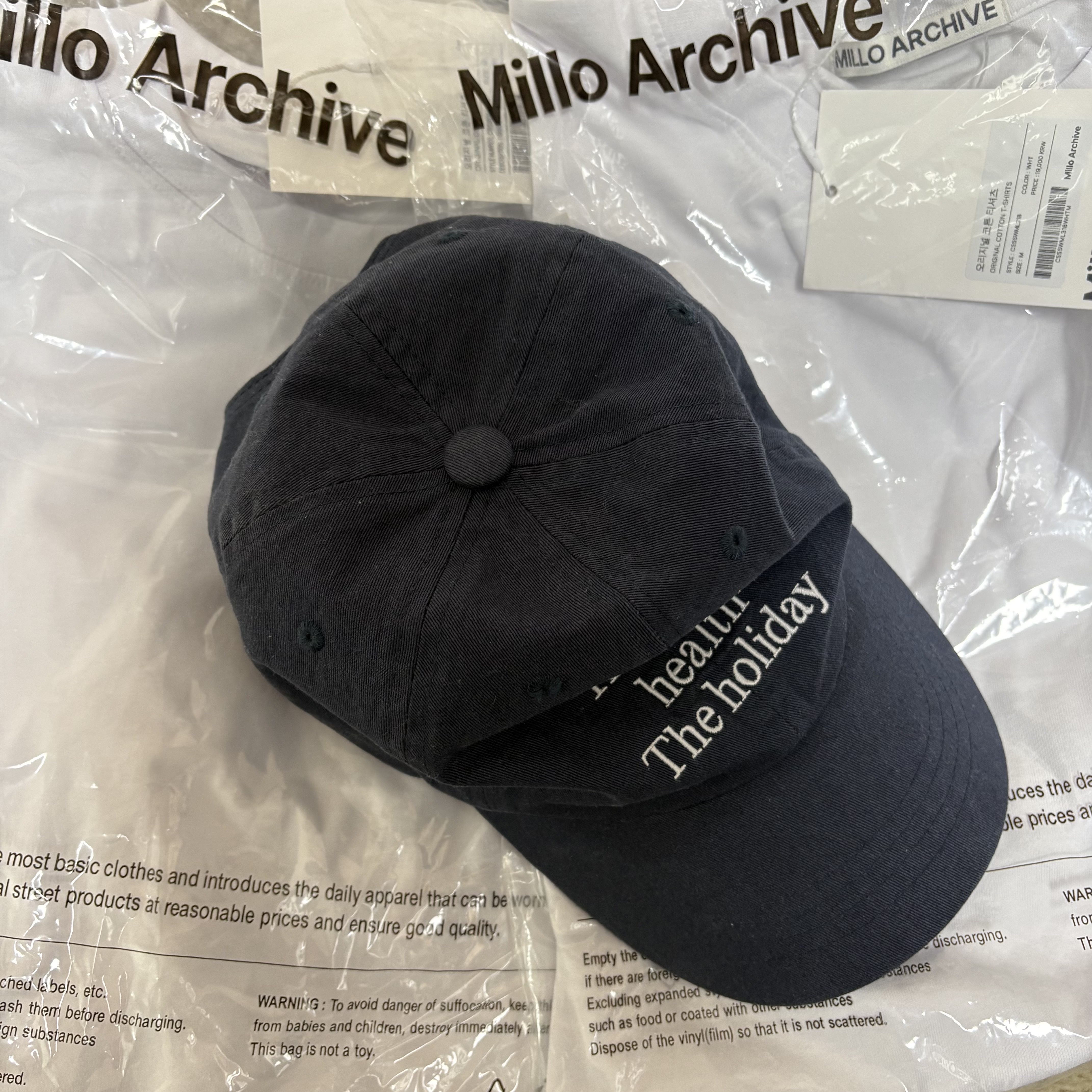 Millo Archive Original Cotton T-Shirts White, Millo Archive Holiday Signature Ball Cap Vintage Blue 착용 스타일