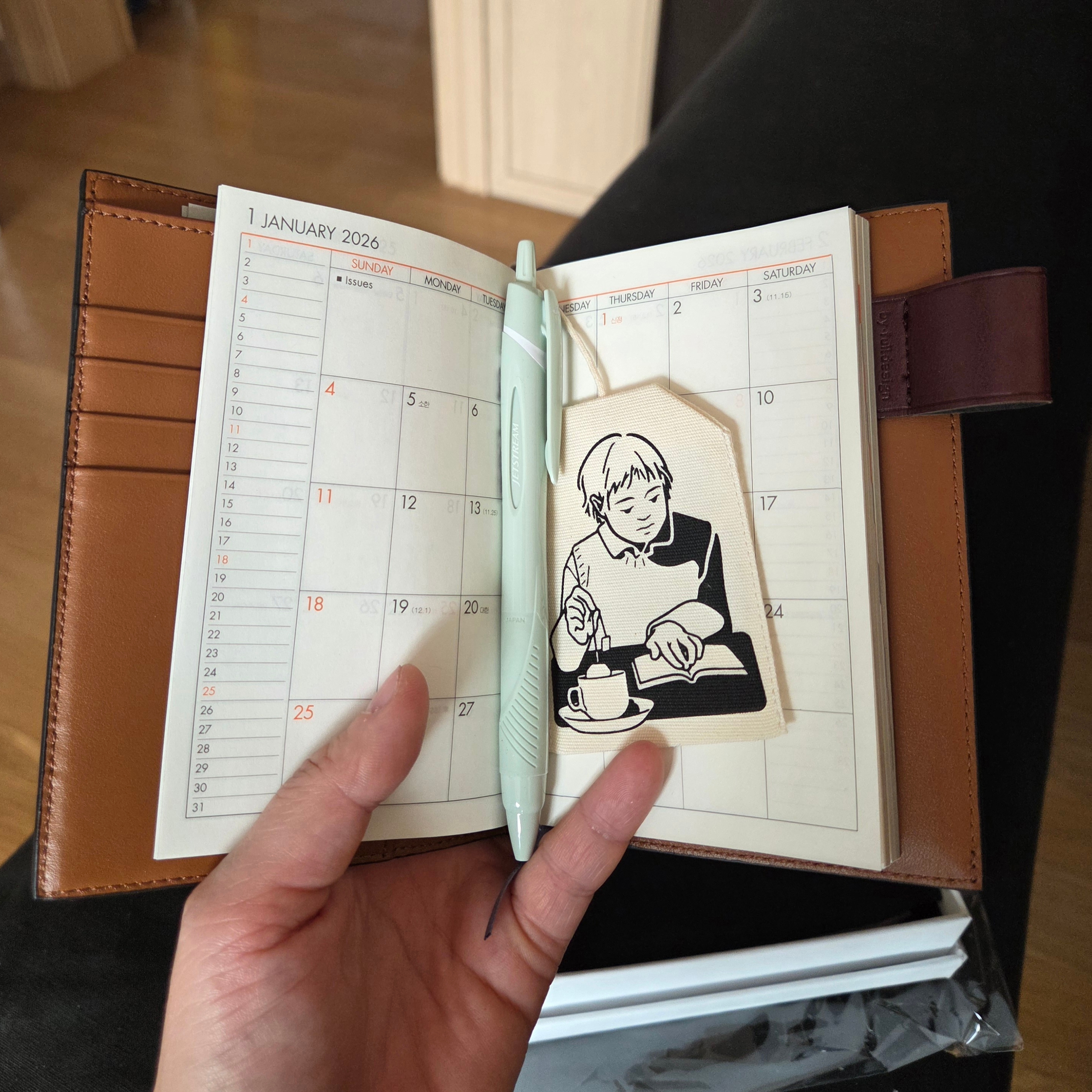 Celine Passport Cover in Triomphe Canvas Black Tan 착용 스타일 - 2