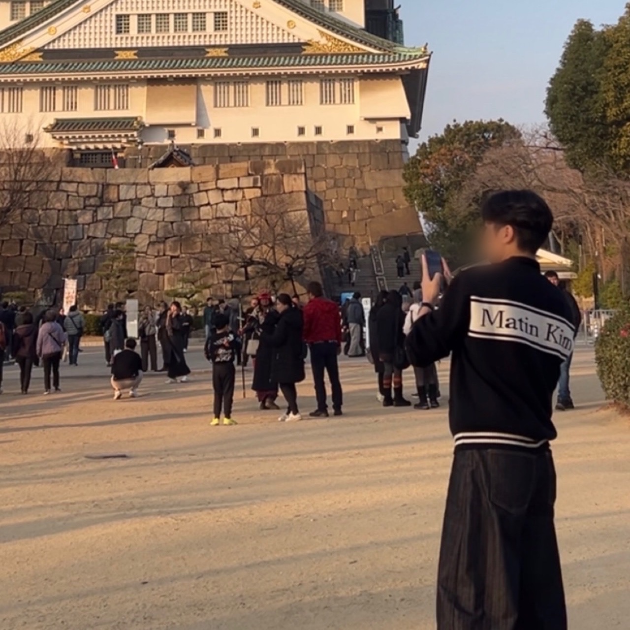 Matin Kim Spell Point Stripe Knit Cardigan Black 착용 스타일