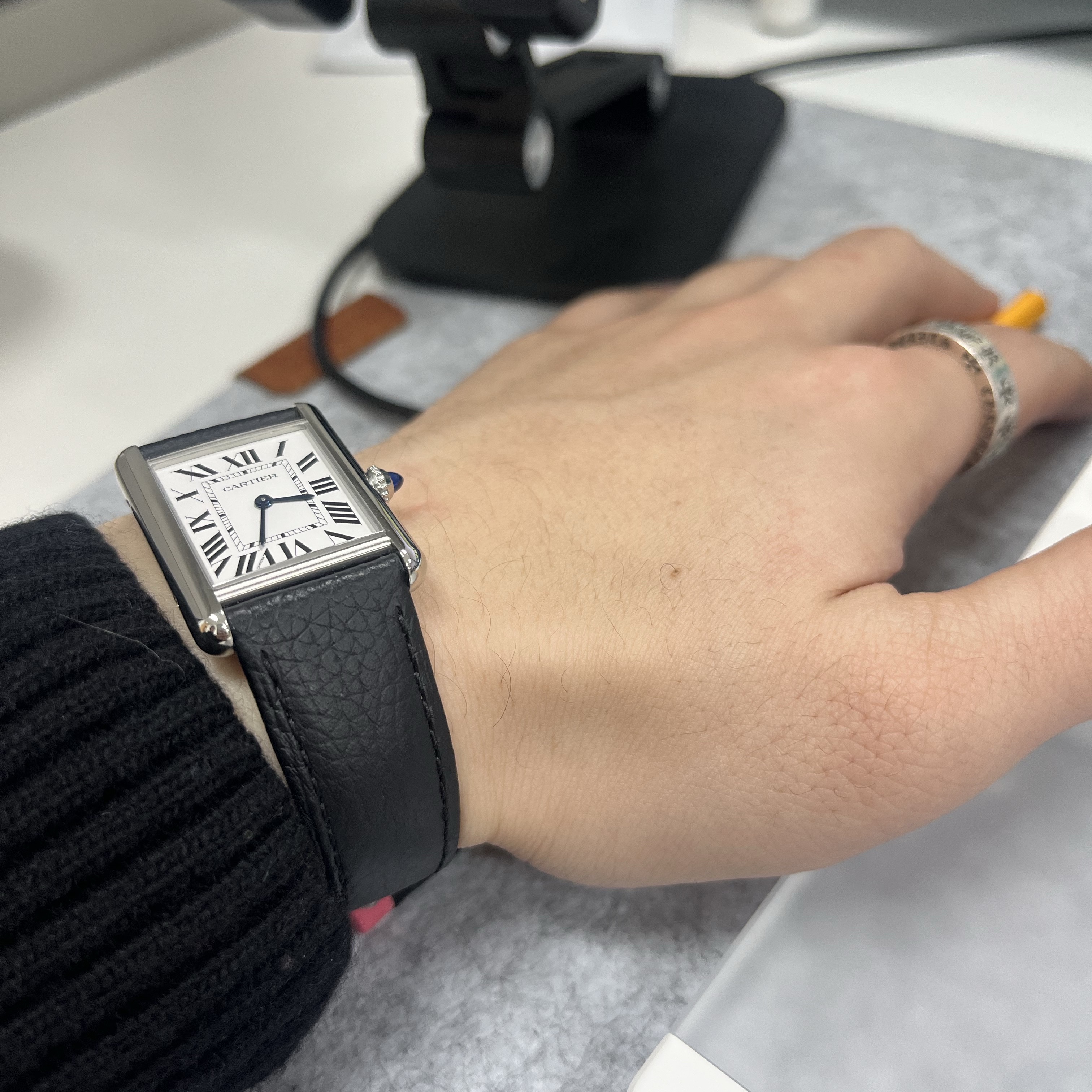 Cartier Tank Must Watch Large Quartz Steel Calfskin Black 착용 스타일