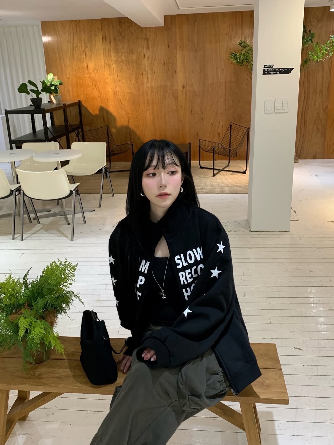 SLOW RECORD HOUSE Typo Star Track Zip-Up_Black 착용 스타일 - 4