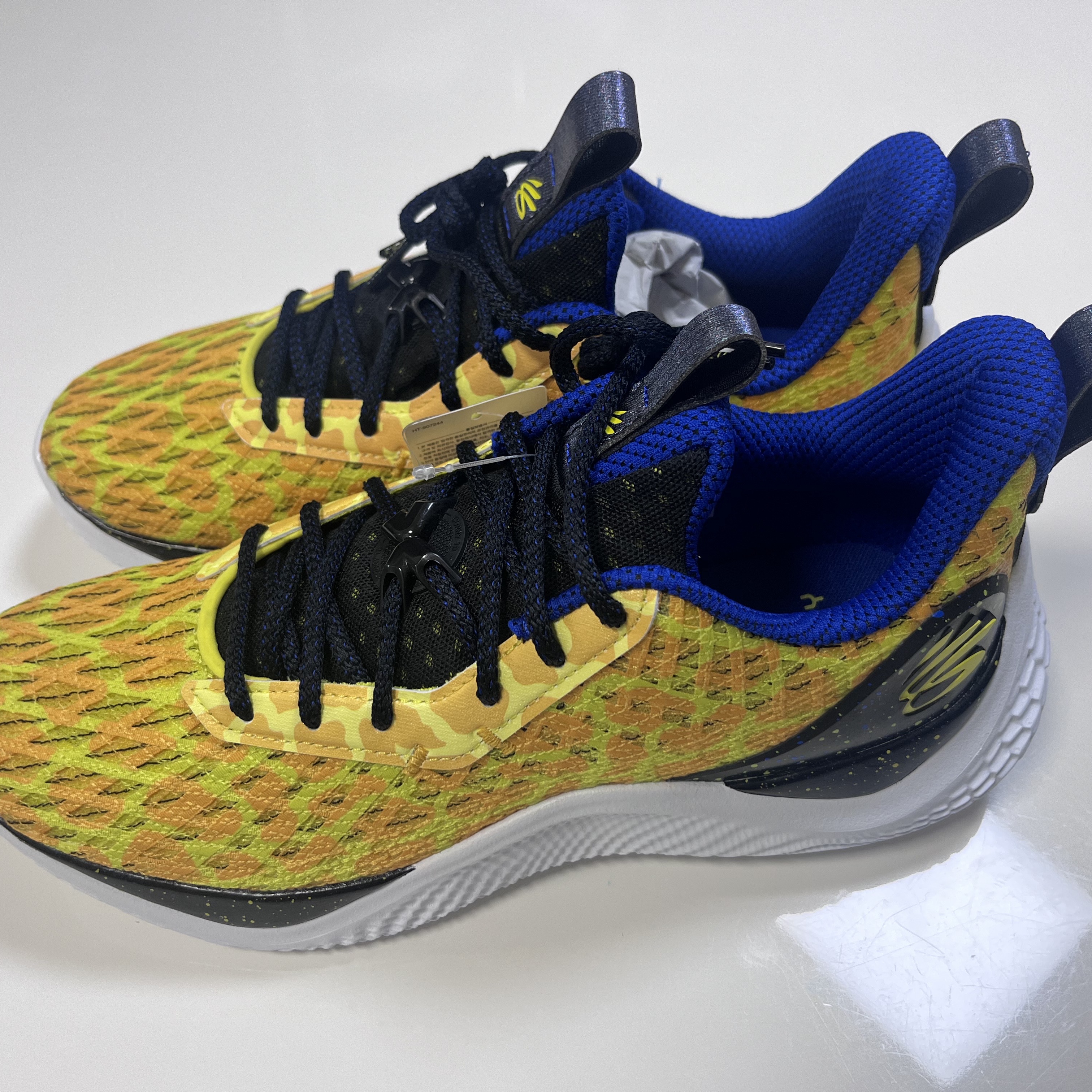 Under Armour Curry Flow 10 Double Bang Steeltown Gold Black 착용 스타일 - 1