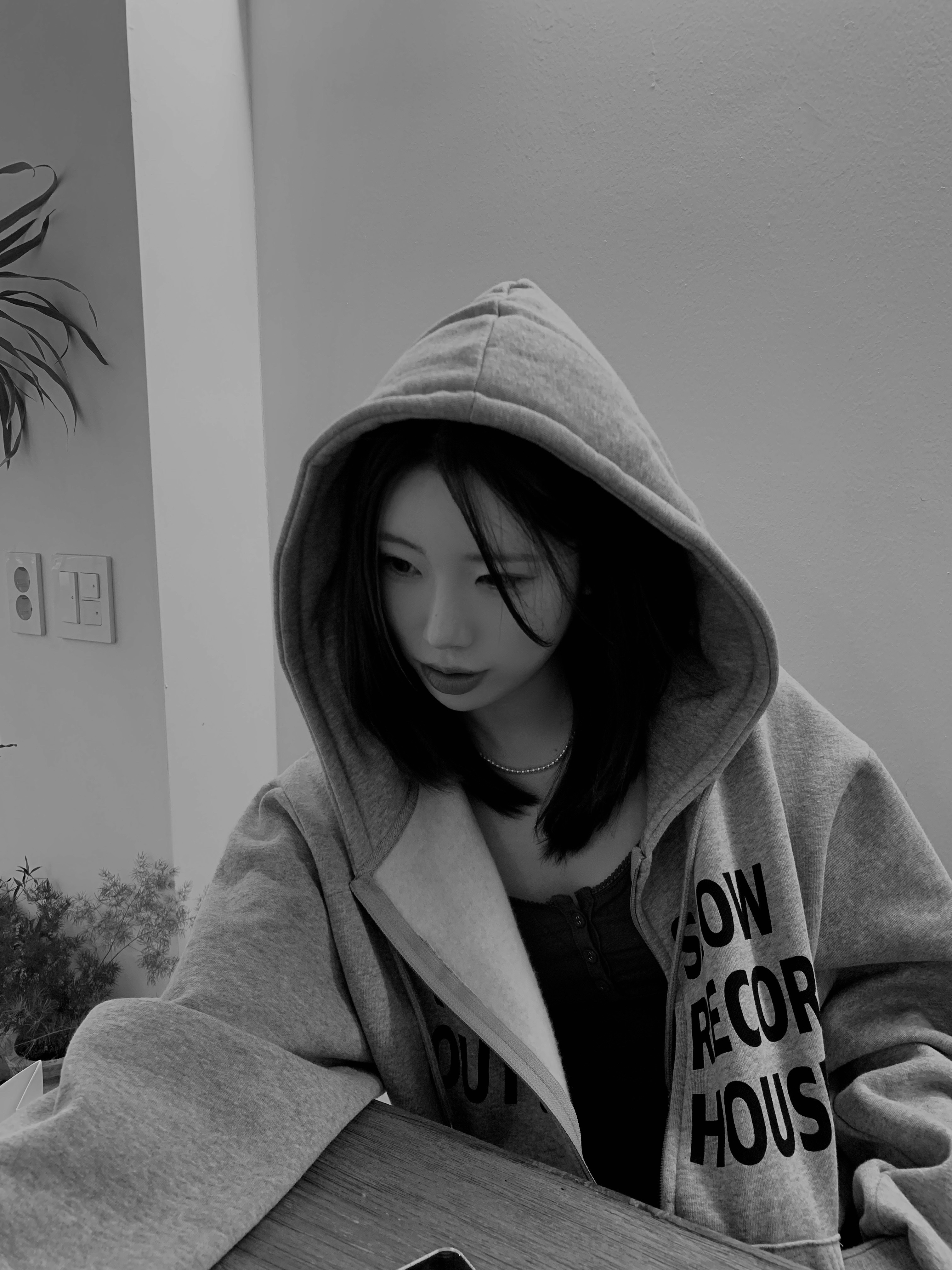 SLOW RECORD HOUSE Typo Star Hood Zip-Up Grey 착용 스타일 - 4