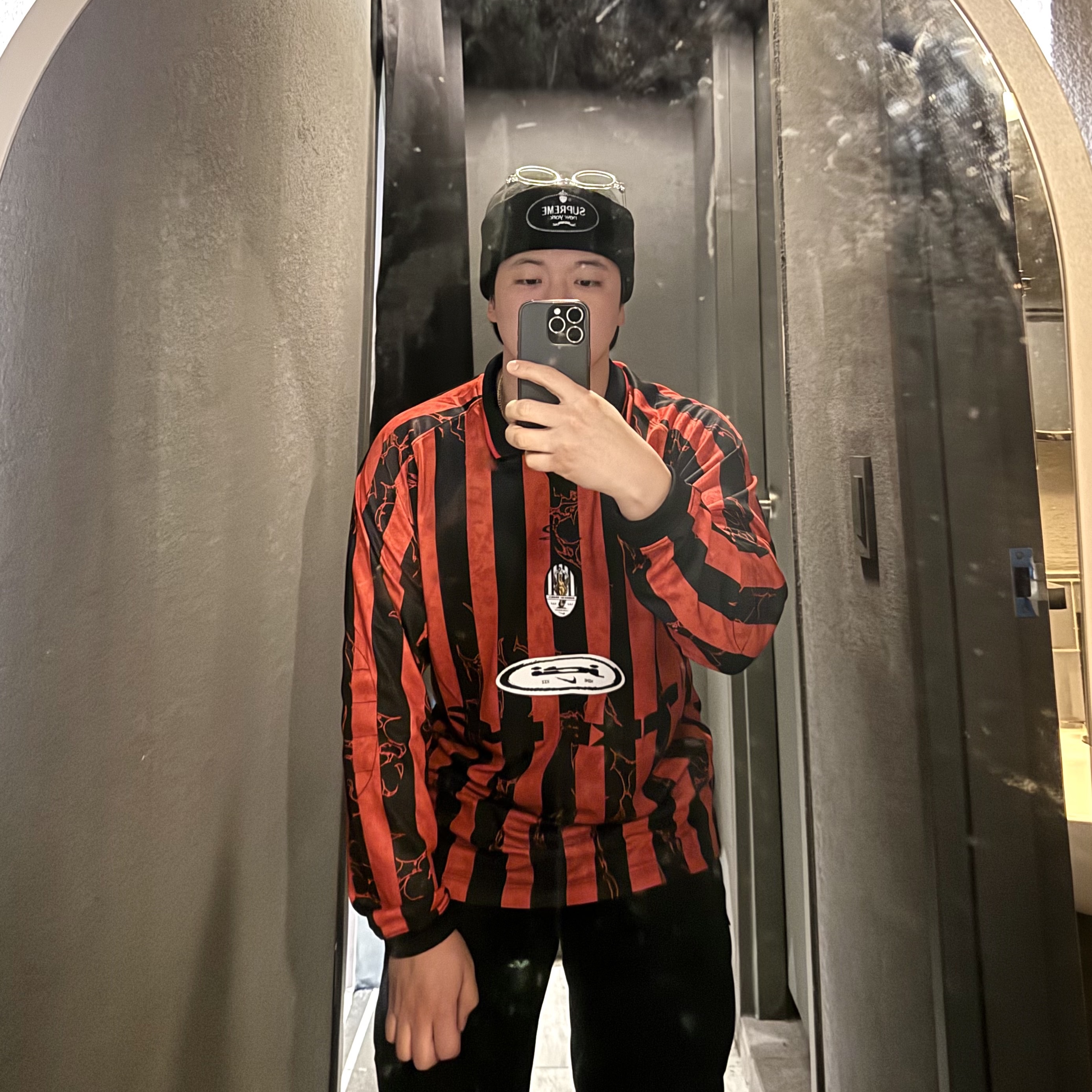 Nike Air Long Sleeve Jersey Picante Red University Red, Supreme Crest Beanie Black - 24FW 착용 스타일