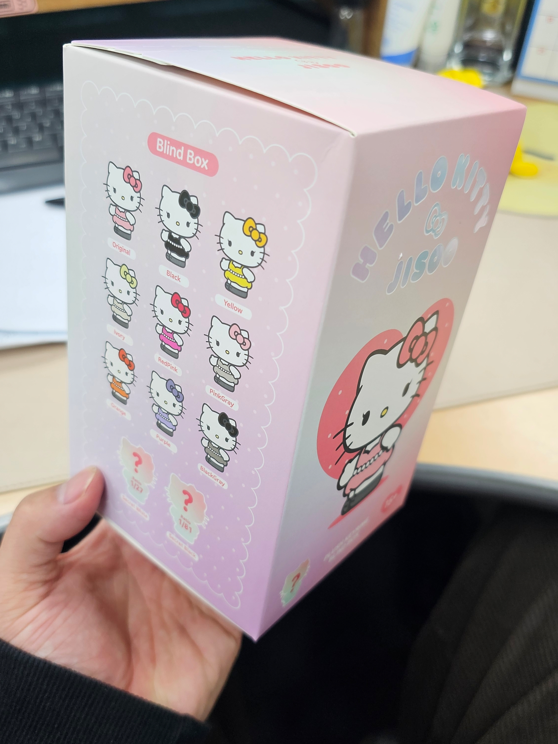 HELLO KITTY x JISOO Random Plush Keychain (1 Blind Box) 착용 스타일