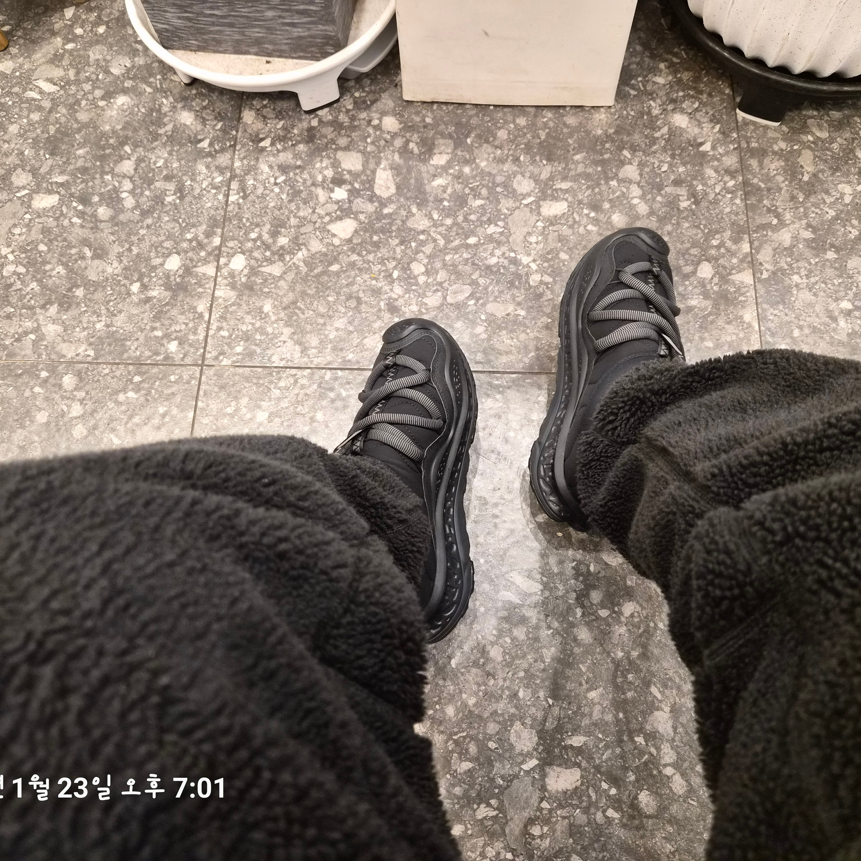 Hoka Ora Primo Black 착용 스타일