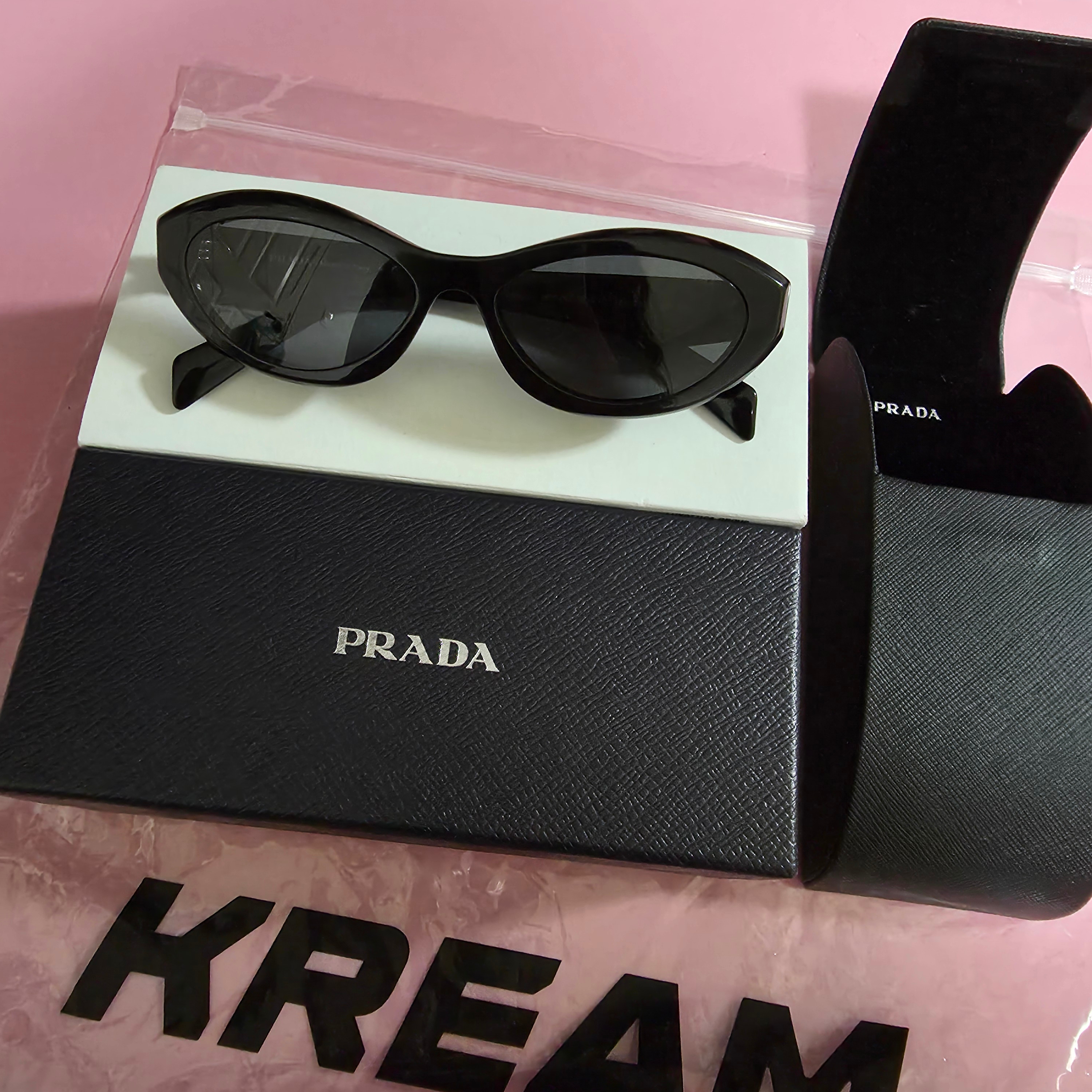 Prada Symbole Sunglasses Slate Gray Lenses Standard Fit 착용 스타일 - 1