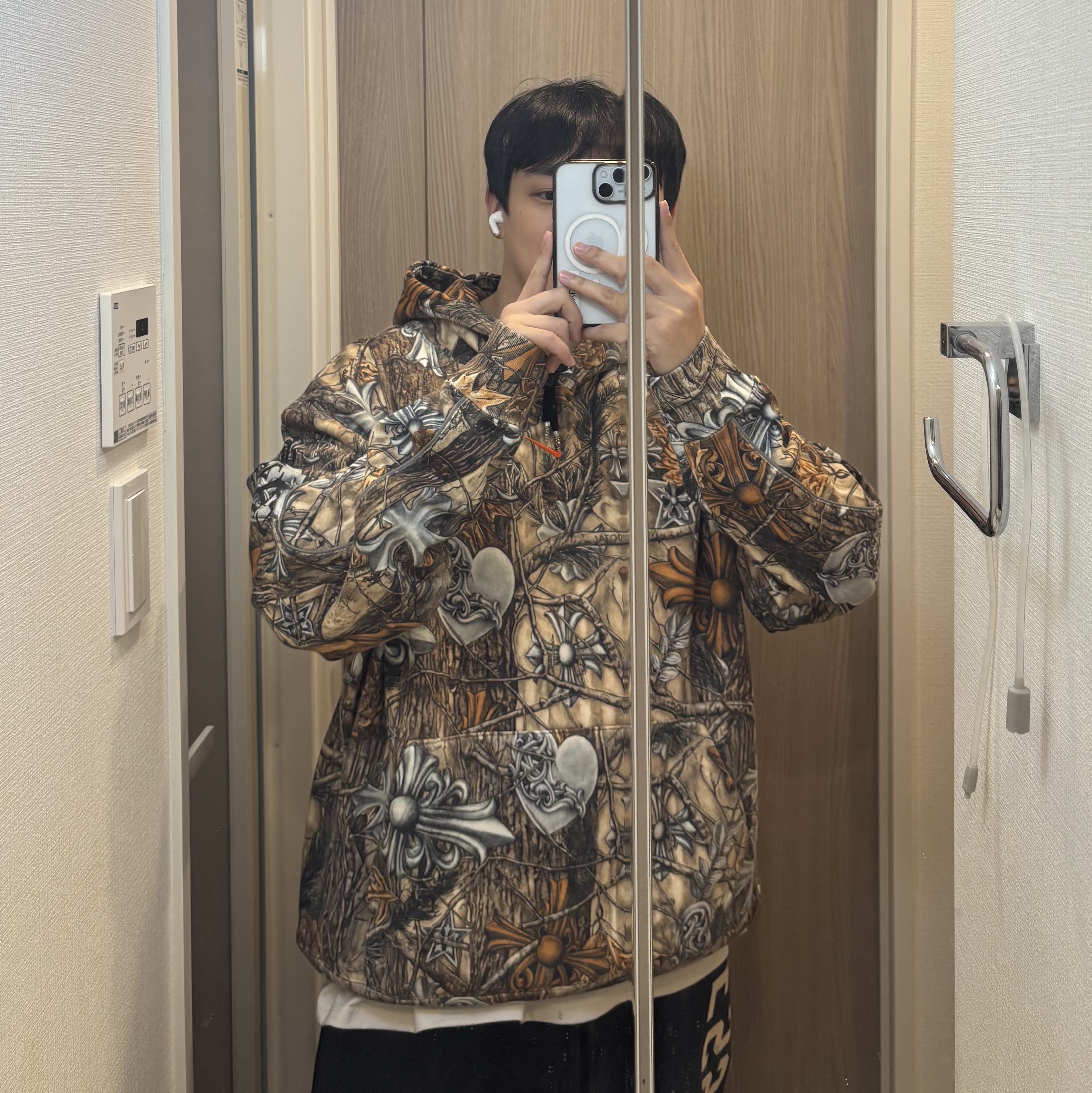Nike x Drake Nocta x Chrome Hearts Hoodie Realtree Camo - US/EU, Essentials Lounge Fleece Sweatpants Jet Black - 25SS 착용 스타일 - 2