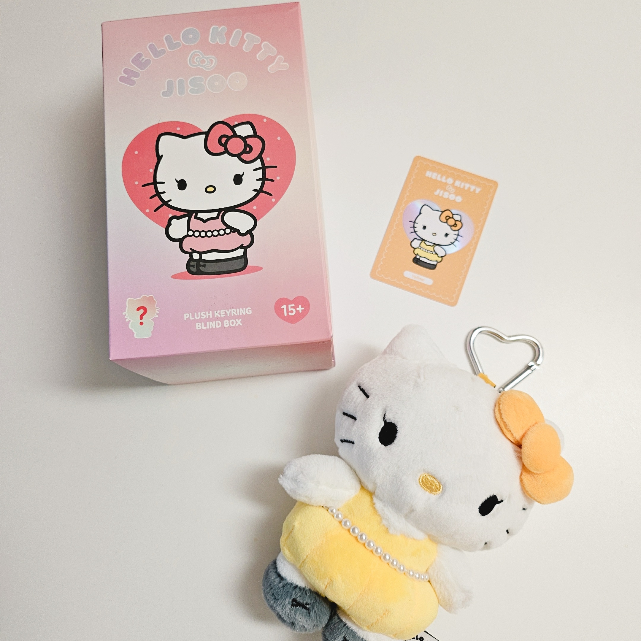 HELLO KITTY x JISOO Random Plush Keychain (1 Blind Box) 착용 스타일