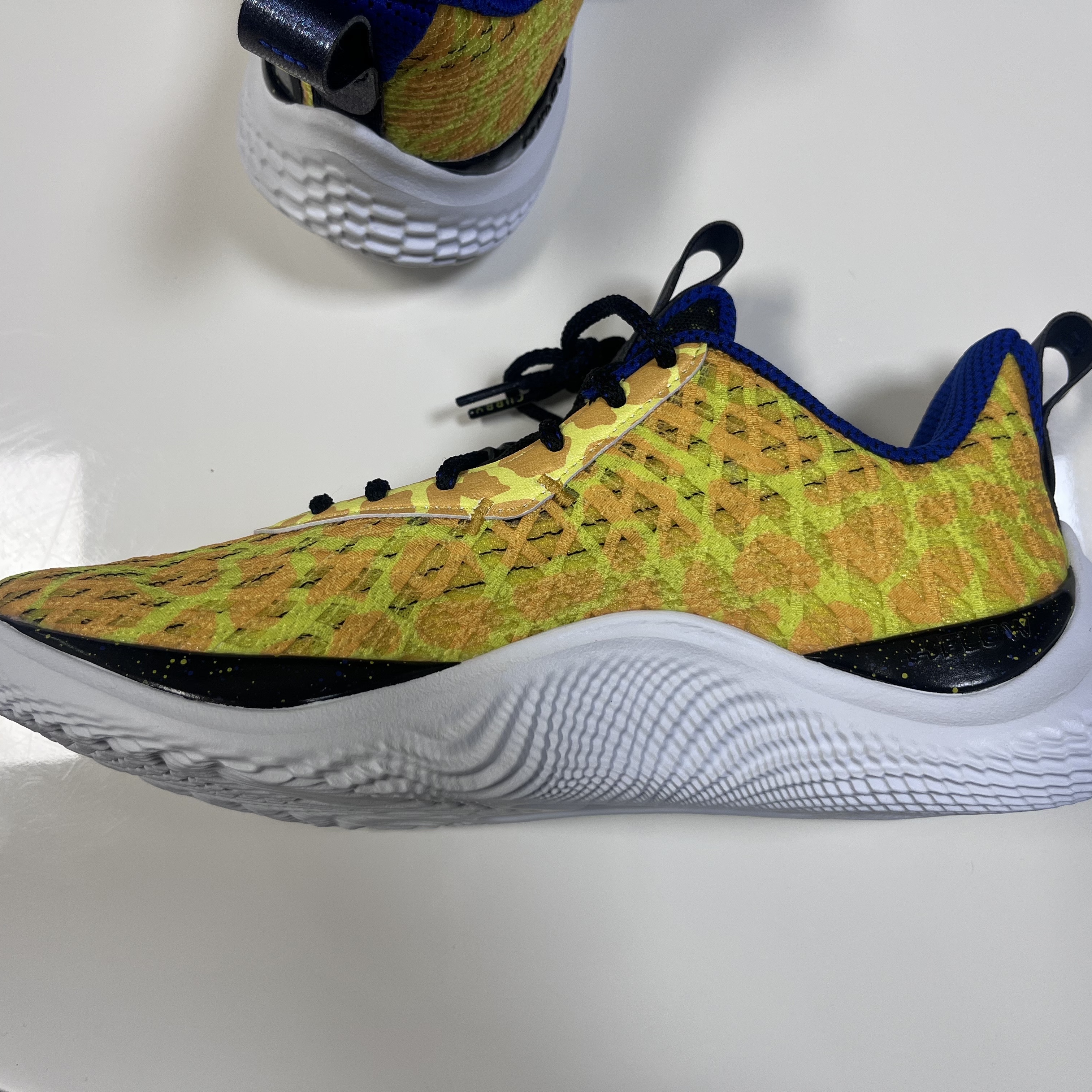 Under Armour Curry Flow 10 Double Bang Steeltown Gold Black 착용 스타일 - 3