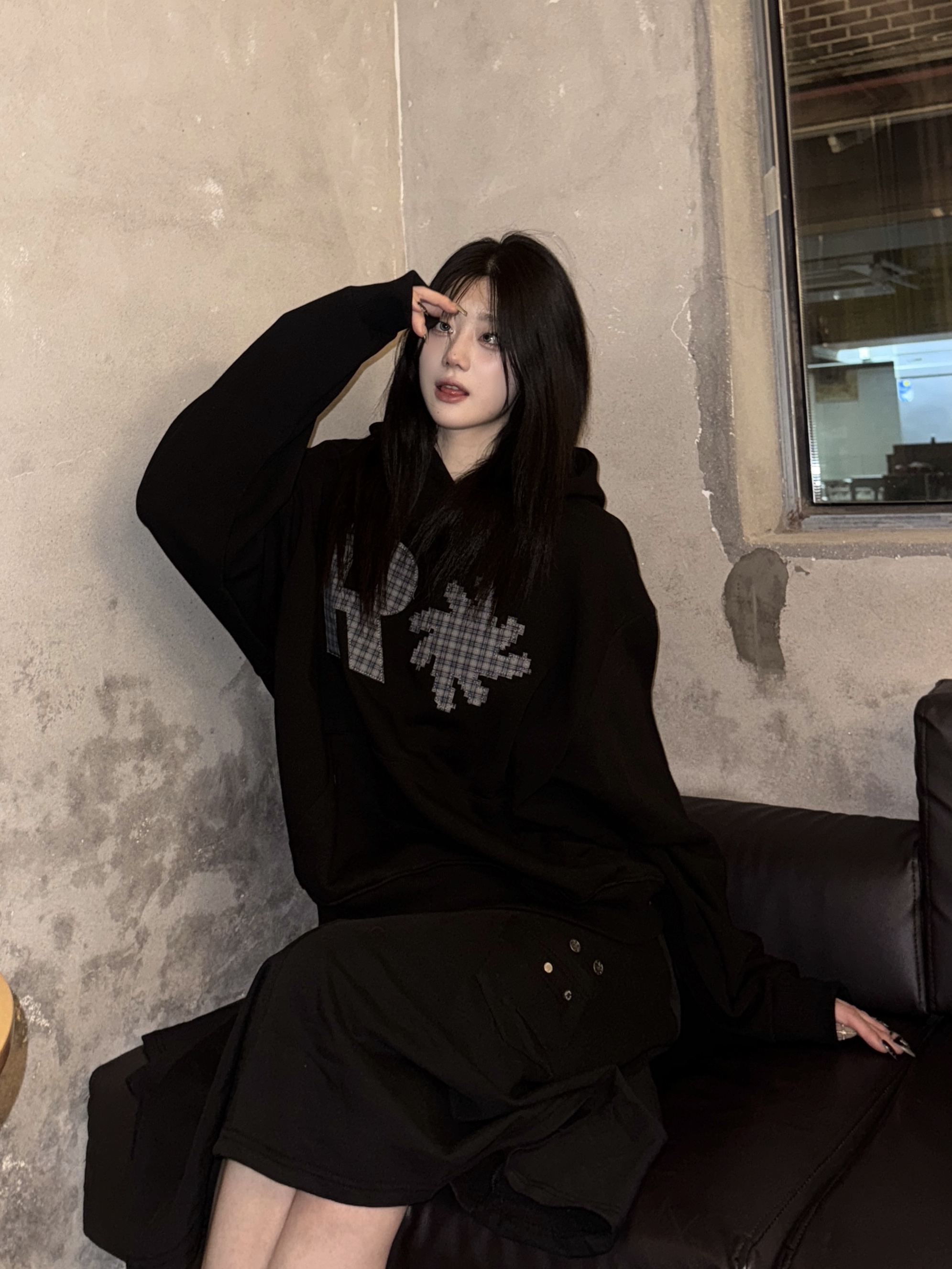 SLOW RECORD HOUSE Check Patch Hoodie Black 착용 스타일 - 3