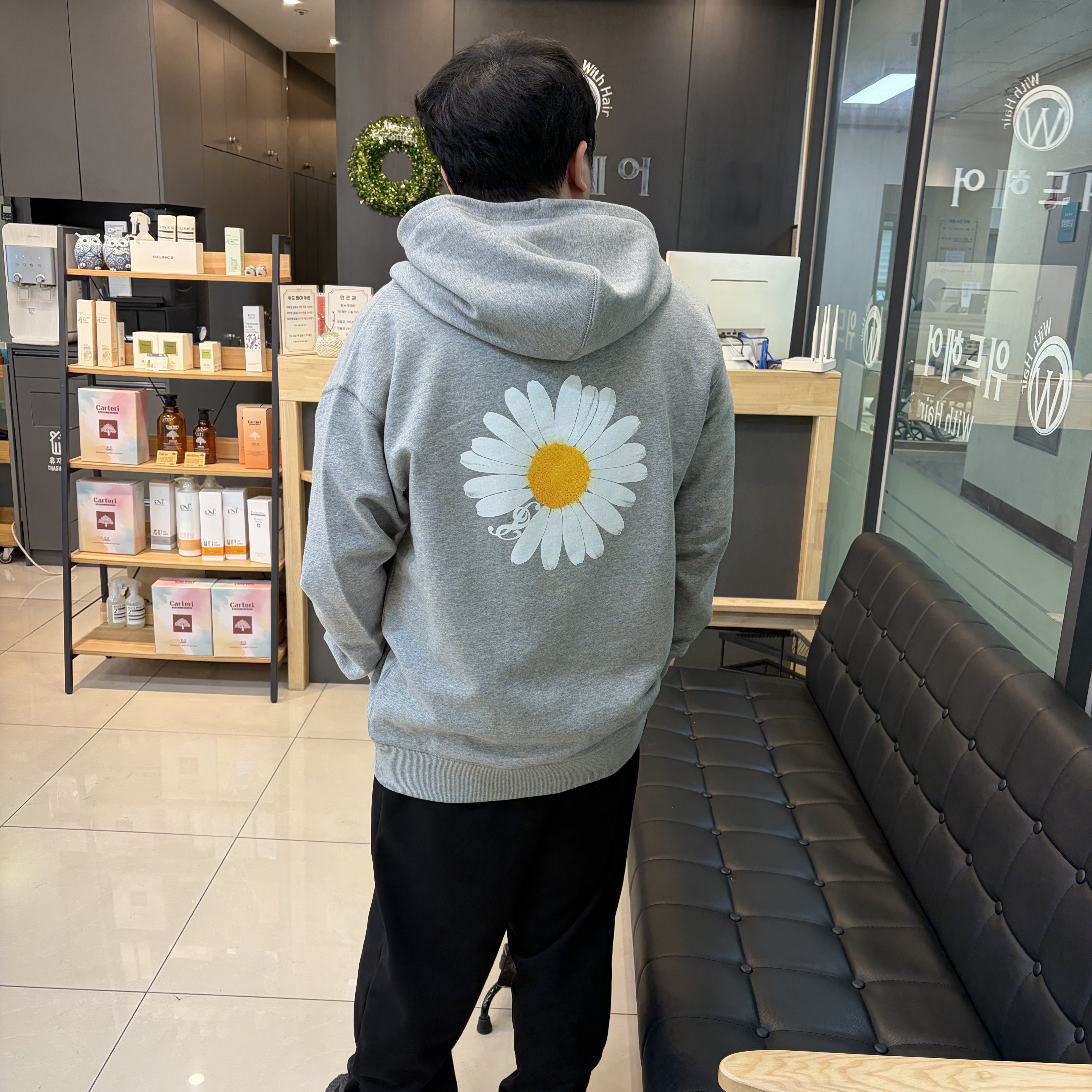 Peaceminusone x 2025 MAMA Awards Peacemamaone Zip Up Hoodie Grey, Adidas Yeezy Boost 350 V2 Black - Non-Reflective 착용 스타일 - 2