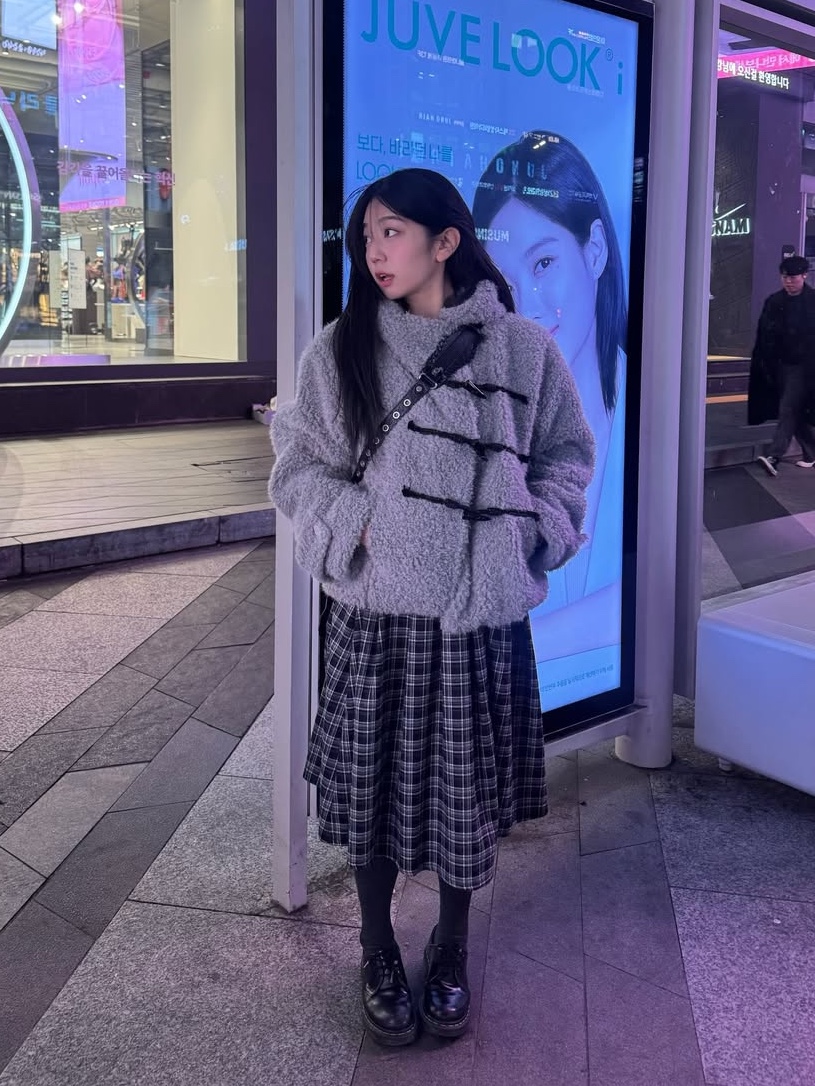 SOMSOC Frei Hooded Duffle Fur Coat Grey 착용 스타일
