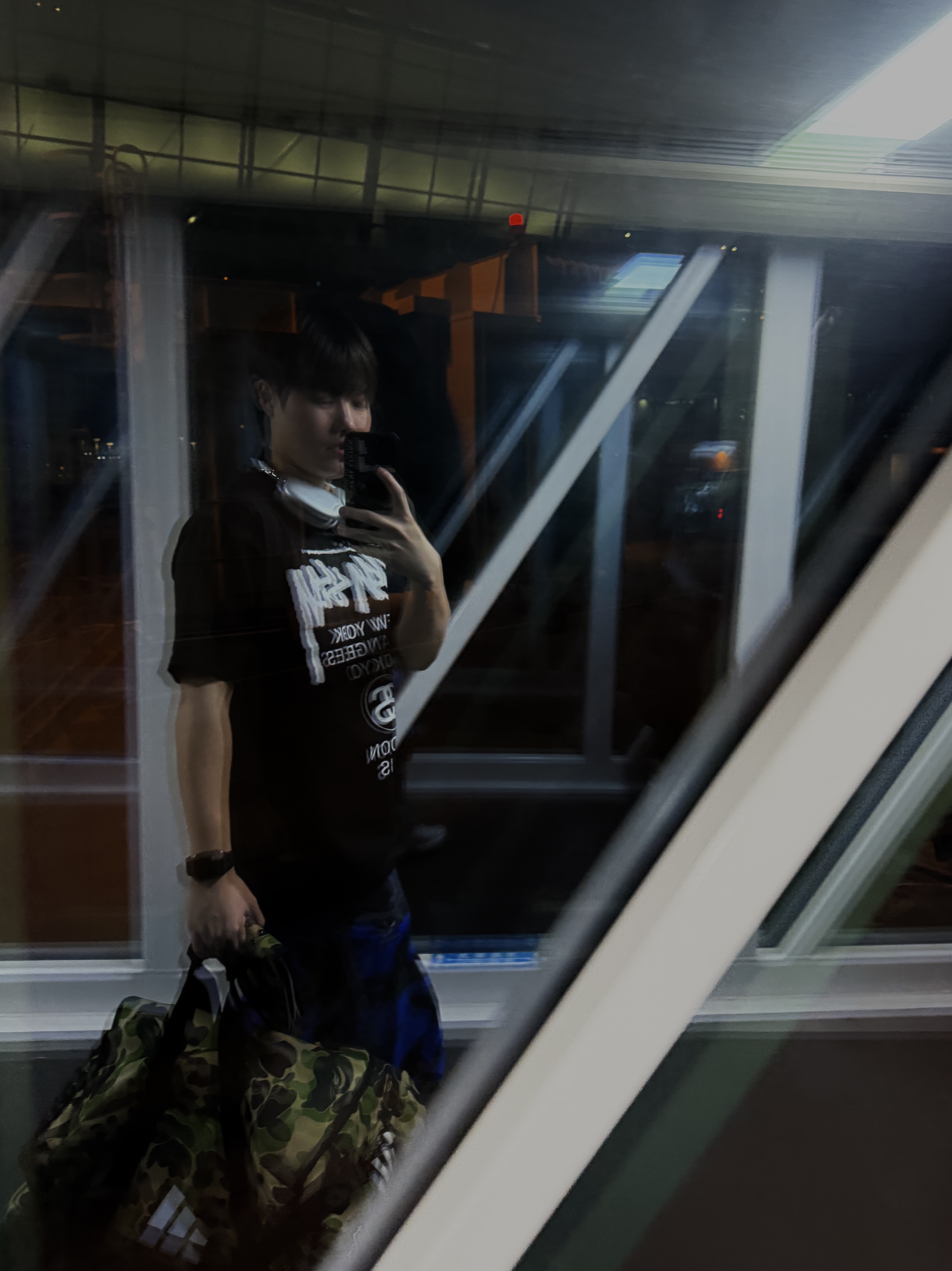 Stussy World Tour T-Shirt Black 2024,2025, Adidas x BAPE Duffle Bag Crew Green 착용 스타일