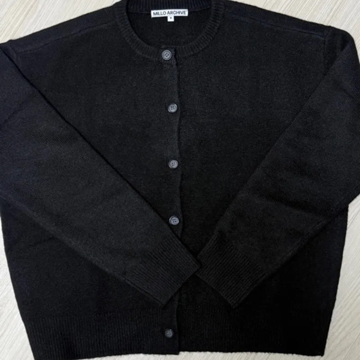 Millo Archive Crop Move Cardigan Black 착용 스타일