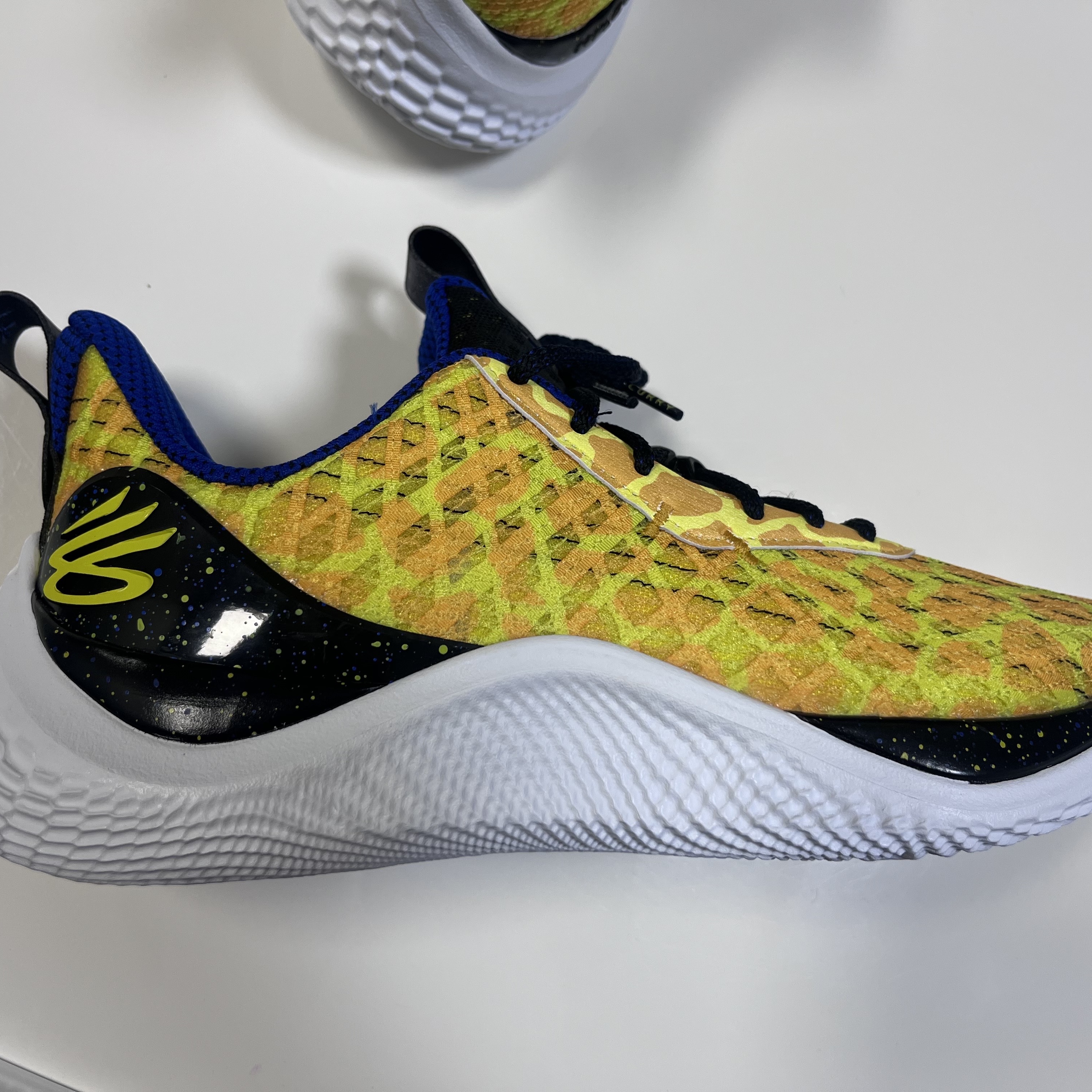 Under Armour Curry Flow 10 Double Bang Steeltown Gold Black 착용 스타일 - 2