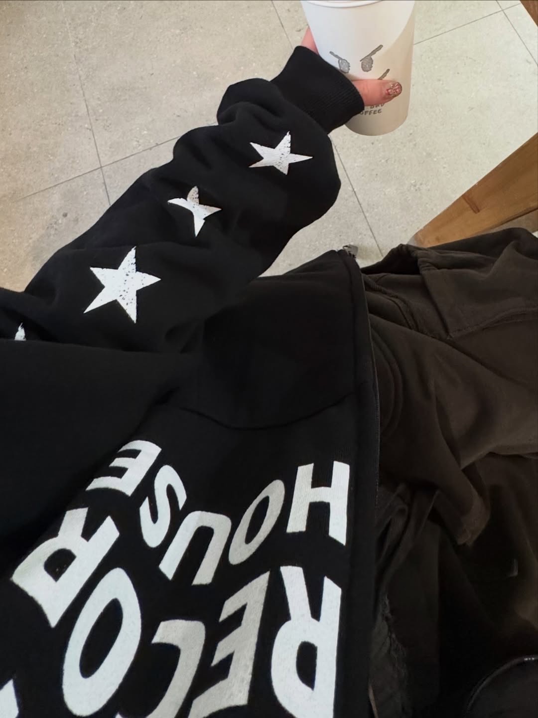 SLOW RECORD HOUSE Typo Star Track Zip-Up_Black 착용 스타일 - 7