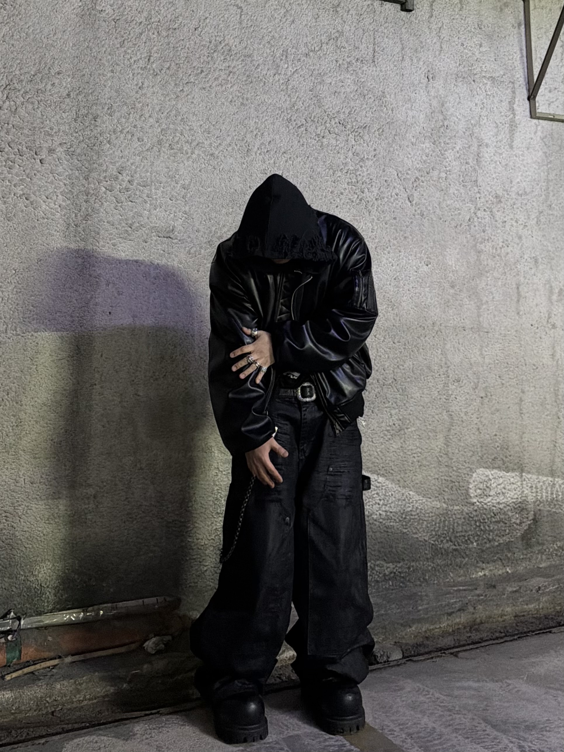 Balenciaga Stomper Bootie Black, emostanceclub Distressed Hoodie Zip-Up Black 착용 스타일 - 2