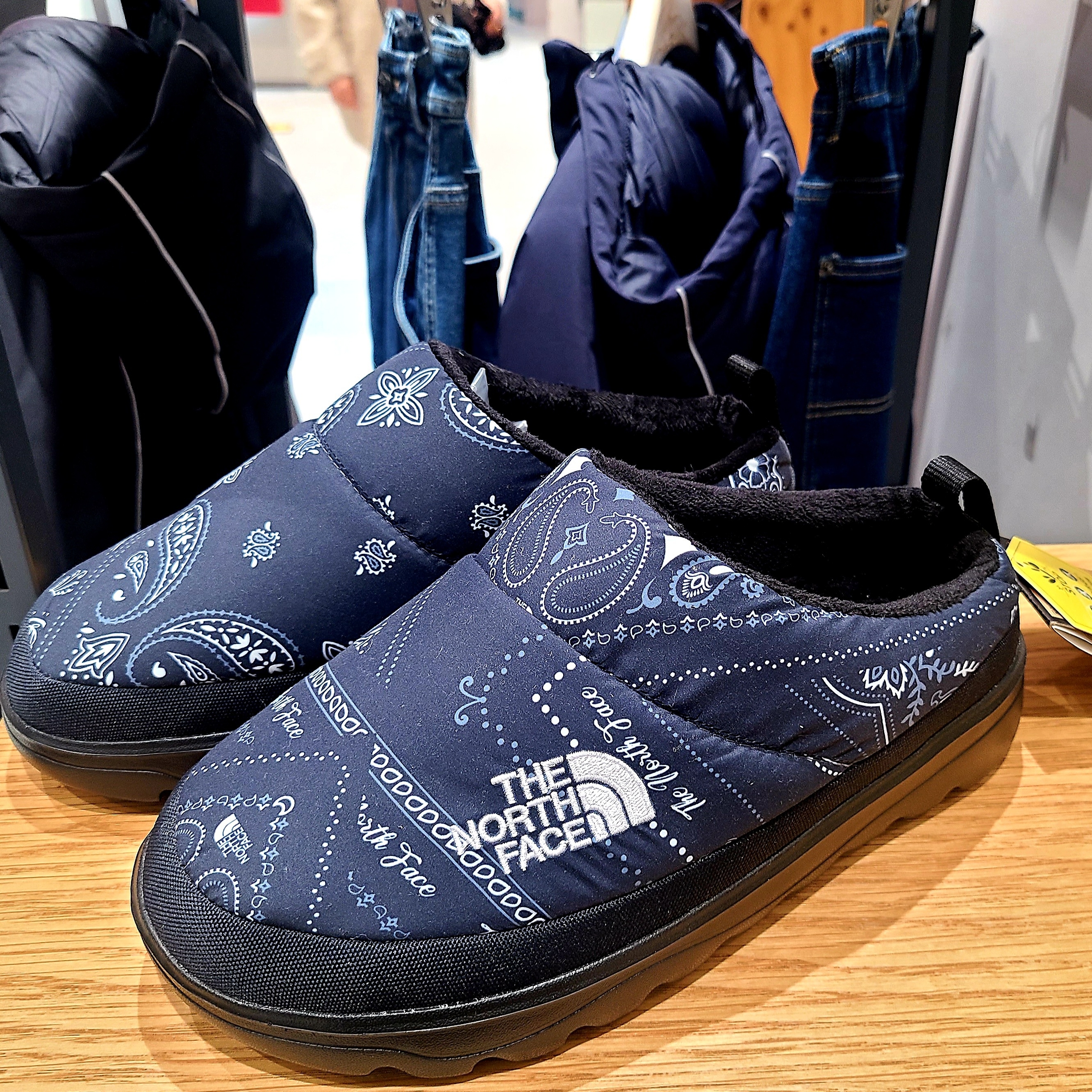 The North Face Novelty Snow Mule Navy - 25FW, The North Face T-Ball Muffler Navy -25FW 착용 스타일 - 1