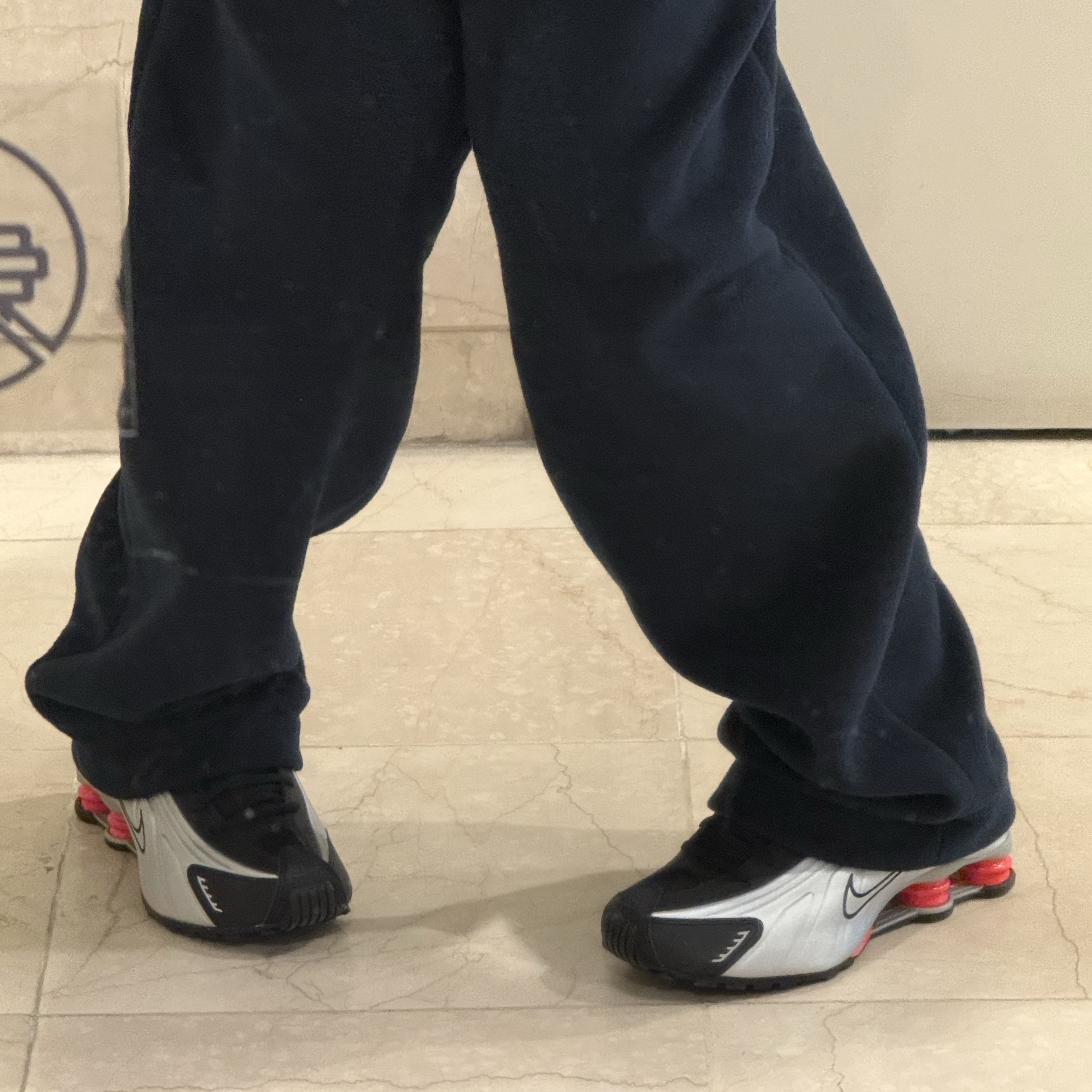 Nike Shox R4 Metallic Silver Red 착용 스타일