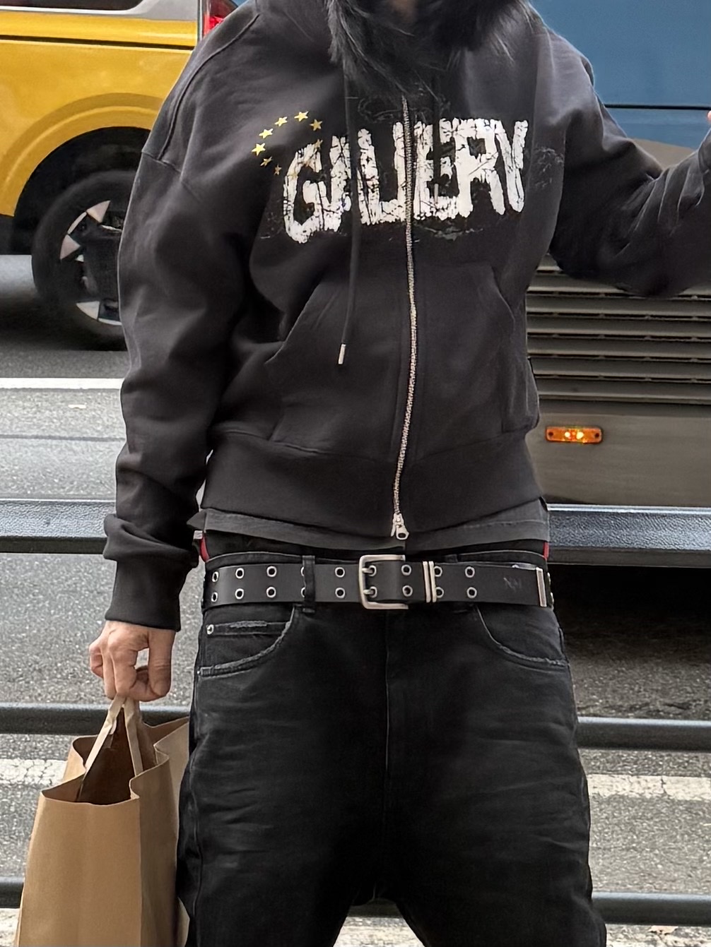 Balenciaga Cargo Sneakers Grey Black Yellow 착용 스타일 - 2