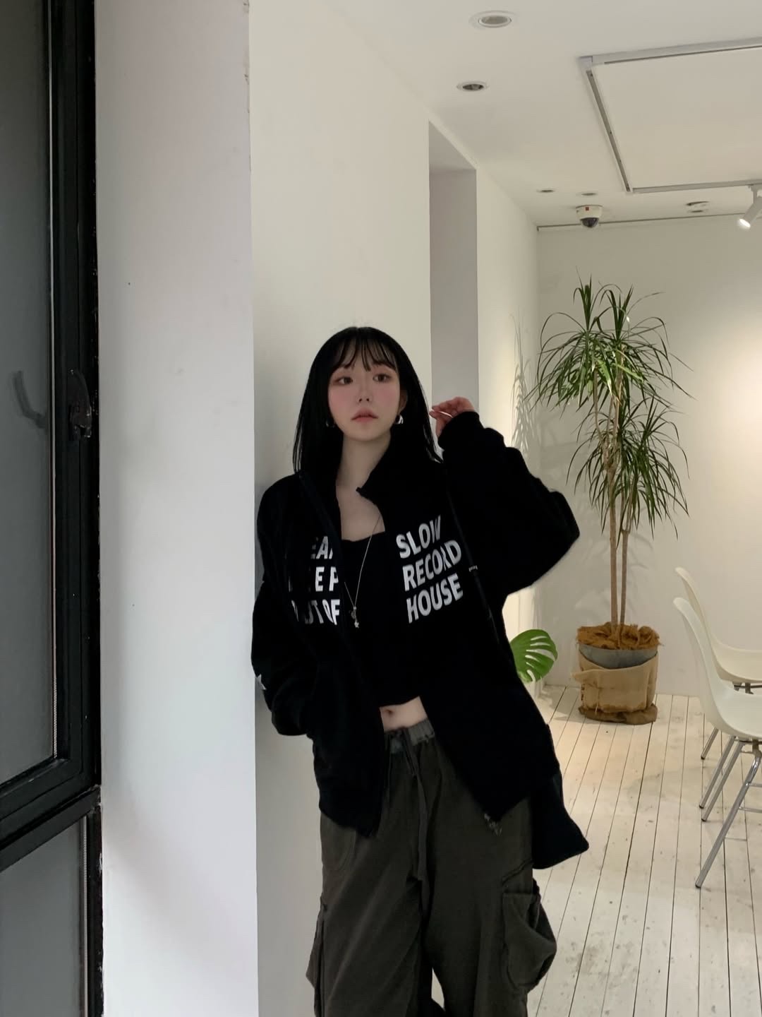 SLOW RECORD HOUSE Typo Star Track Zip-Up_Black 착용 스타일 - 6