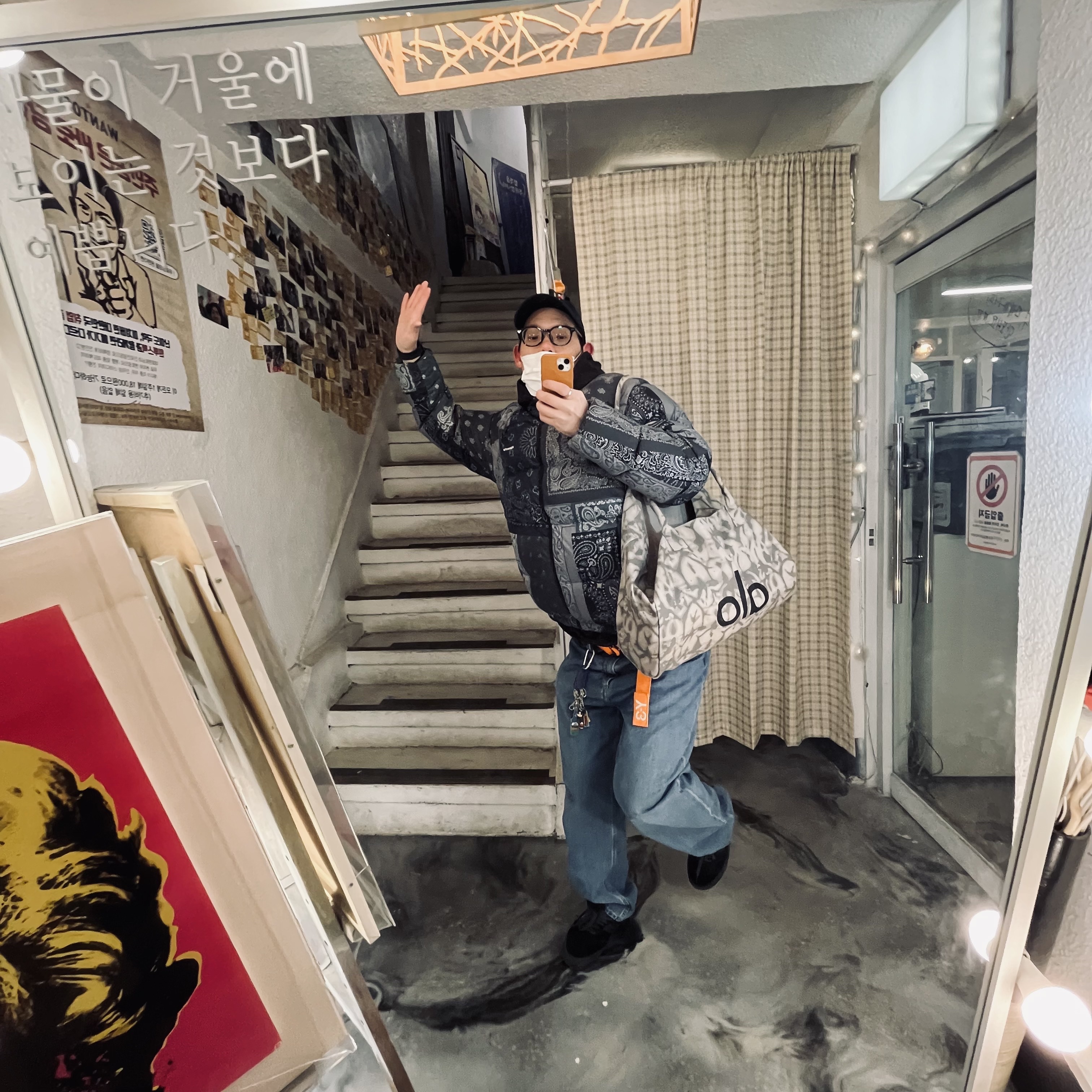 Alo Yoga Iconic Shopper Tote Bag Grey Tiedye, Dada Glow Logo Cap Navy 착용 스타일