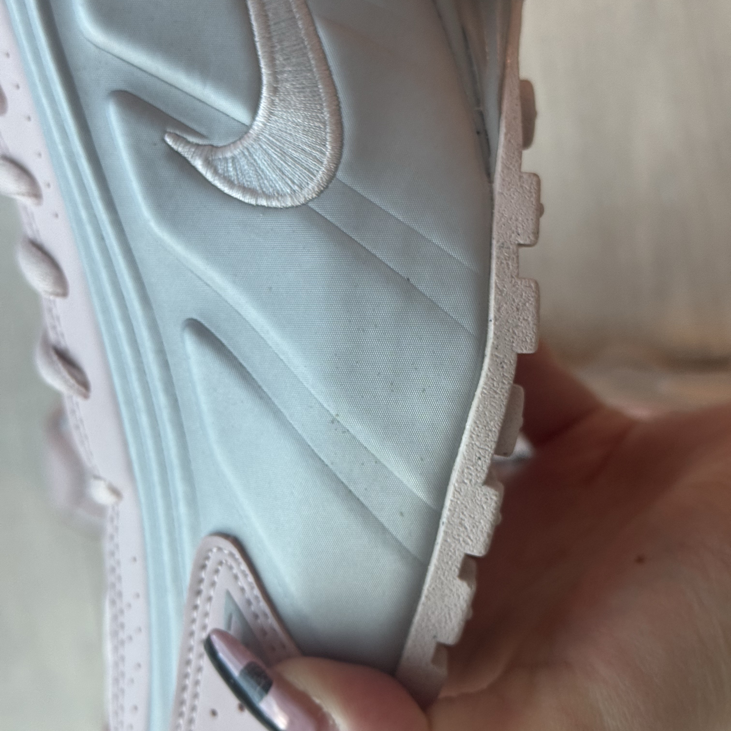 (W) Nike Shox R4 Barely Rose Metallic Platinum 착용 스타일 - 5