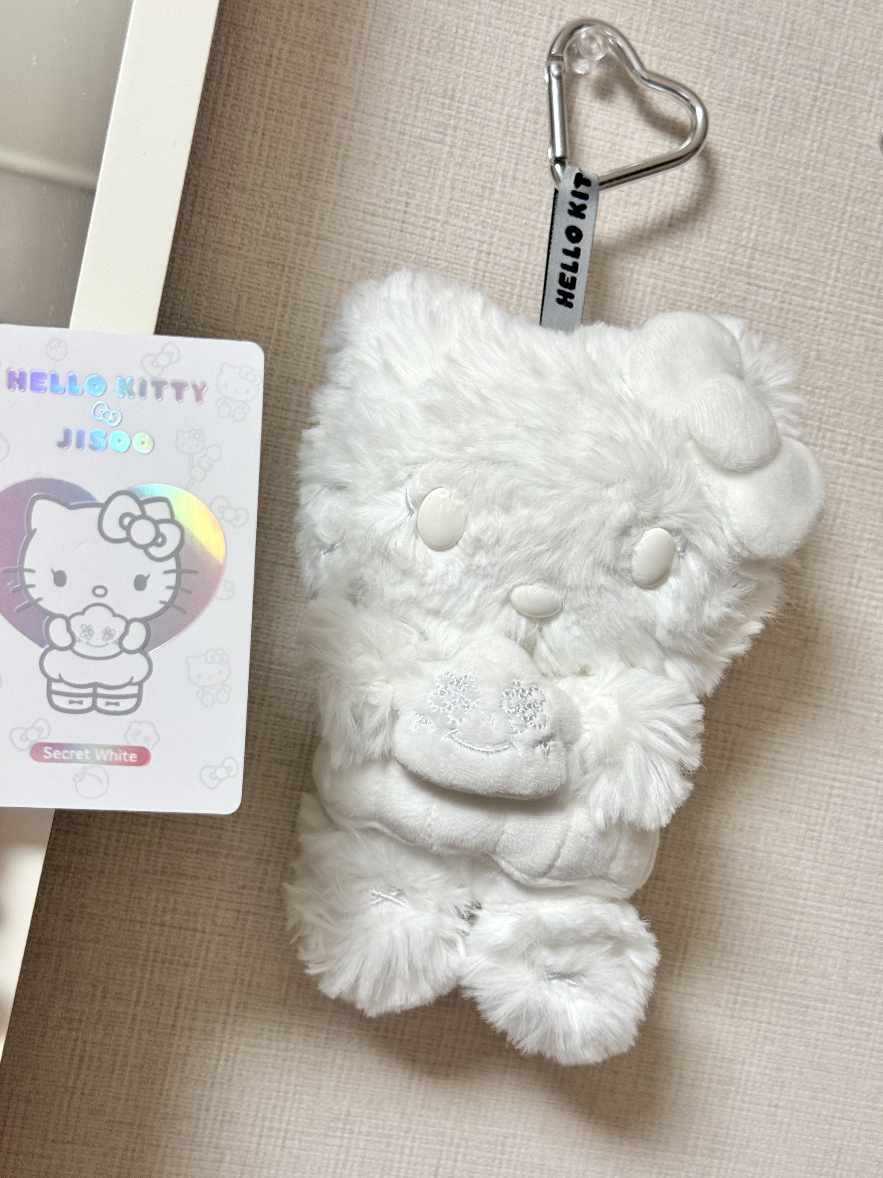 HELLO KITTY x JISOO Plush Keychain Secret White (Opened Case) 착용 스타일