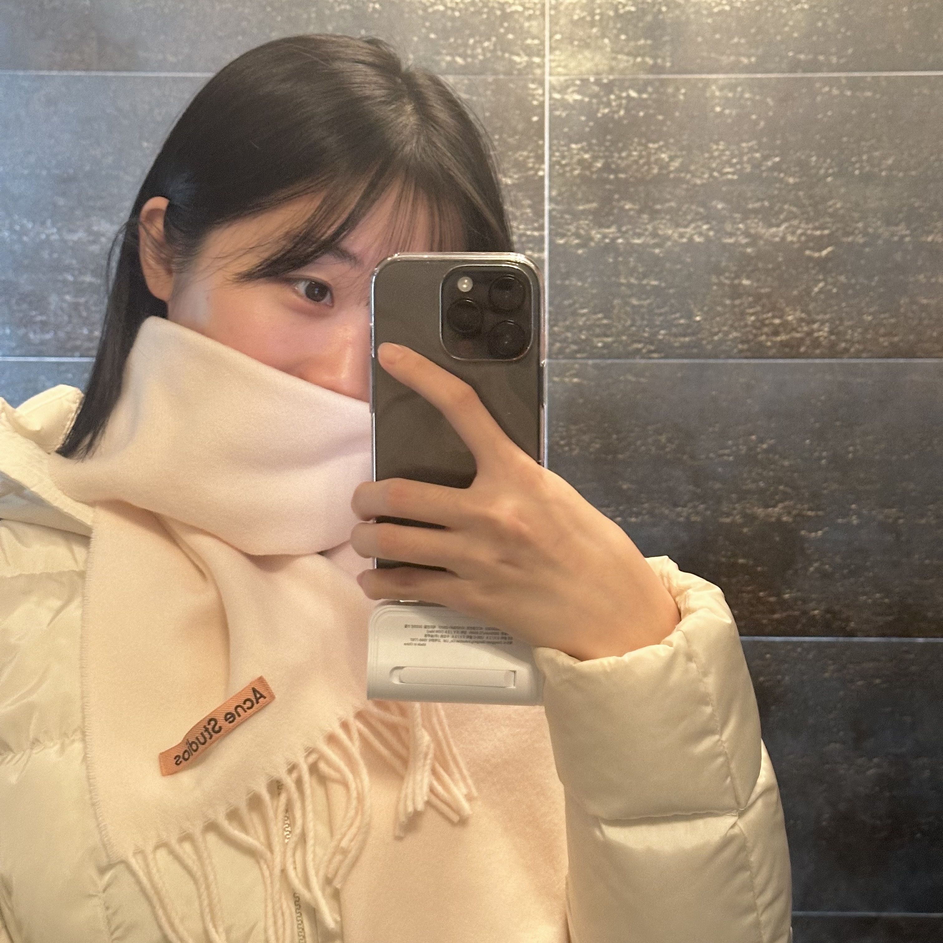 Acne Studios Fringe Wool Muffler Warm White 착용 스타일 - 3