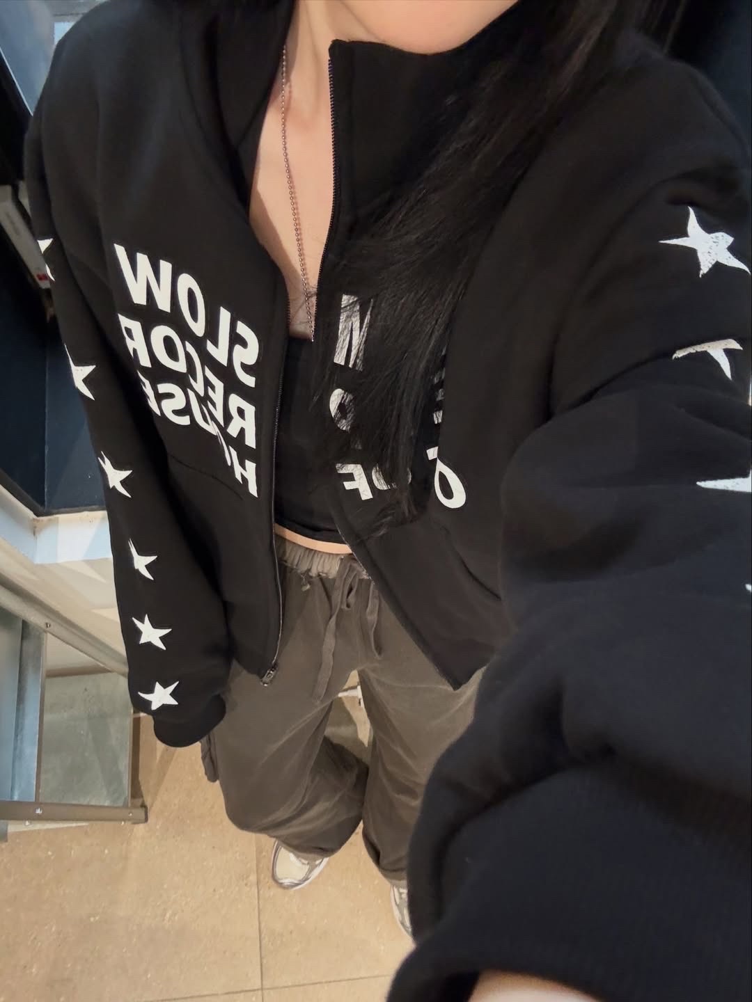 SLOW RECORD HOUSE Typo Star Track Zip-Up_Black 착용 스타일 - 8