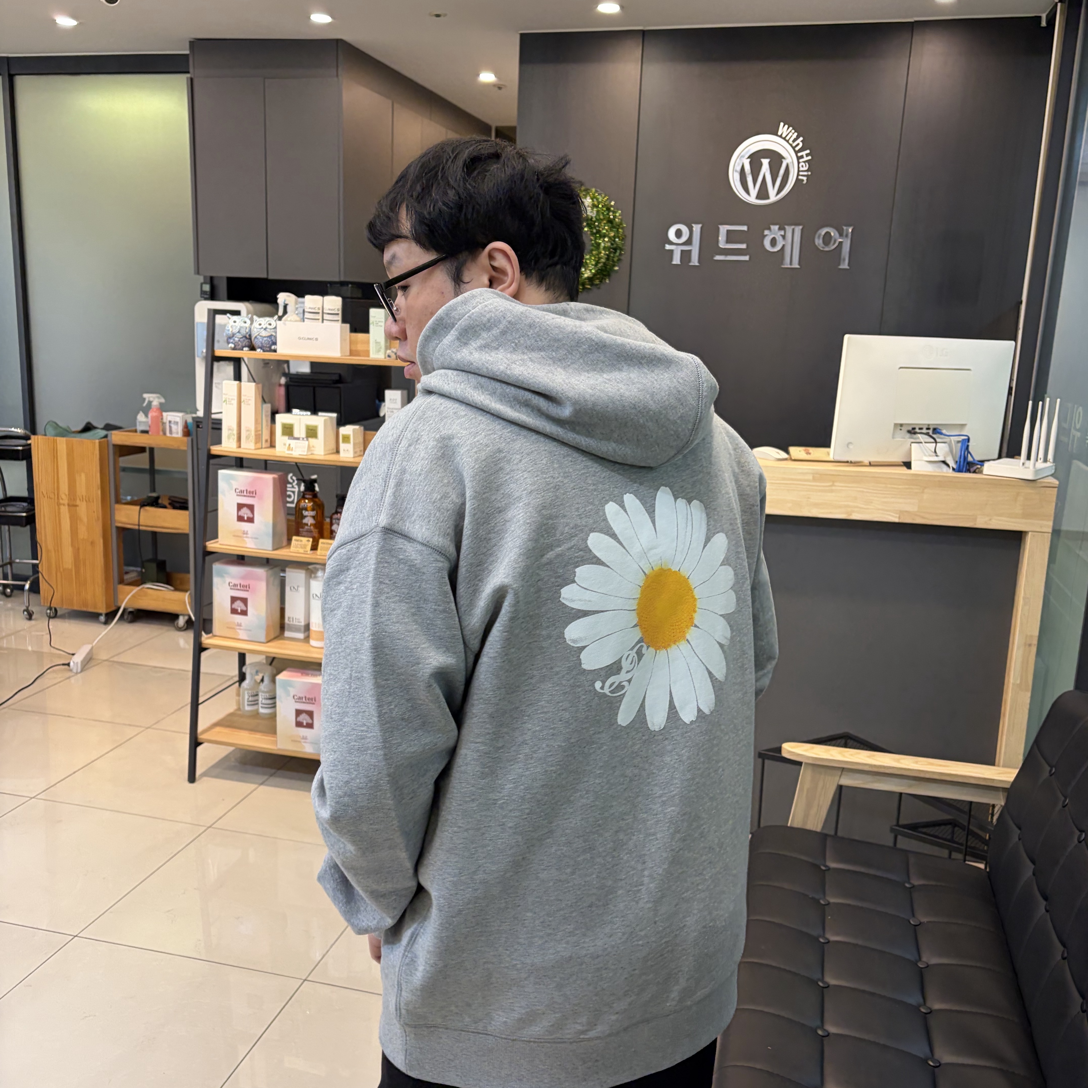 Peaceminusone x 2025 MAMA Awards Peacemamaone Zip Up Hoodie Grey, Adidas Yeezy Boost 350 V2 Black - Non-Reflective 착용 스타일 - 4