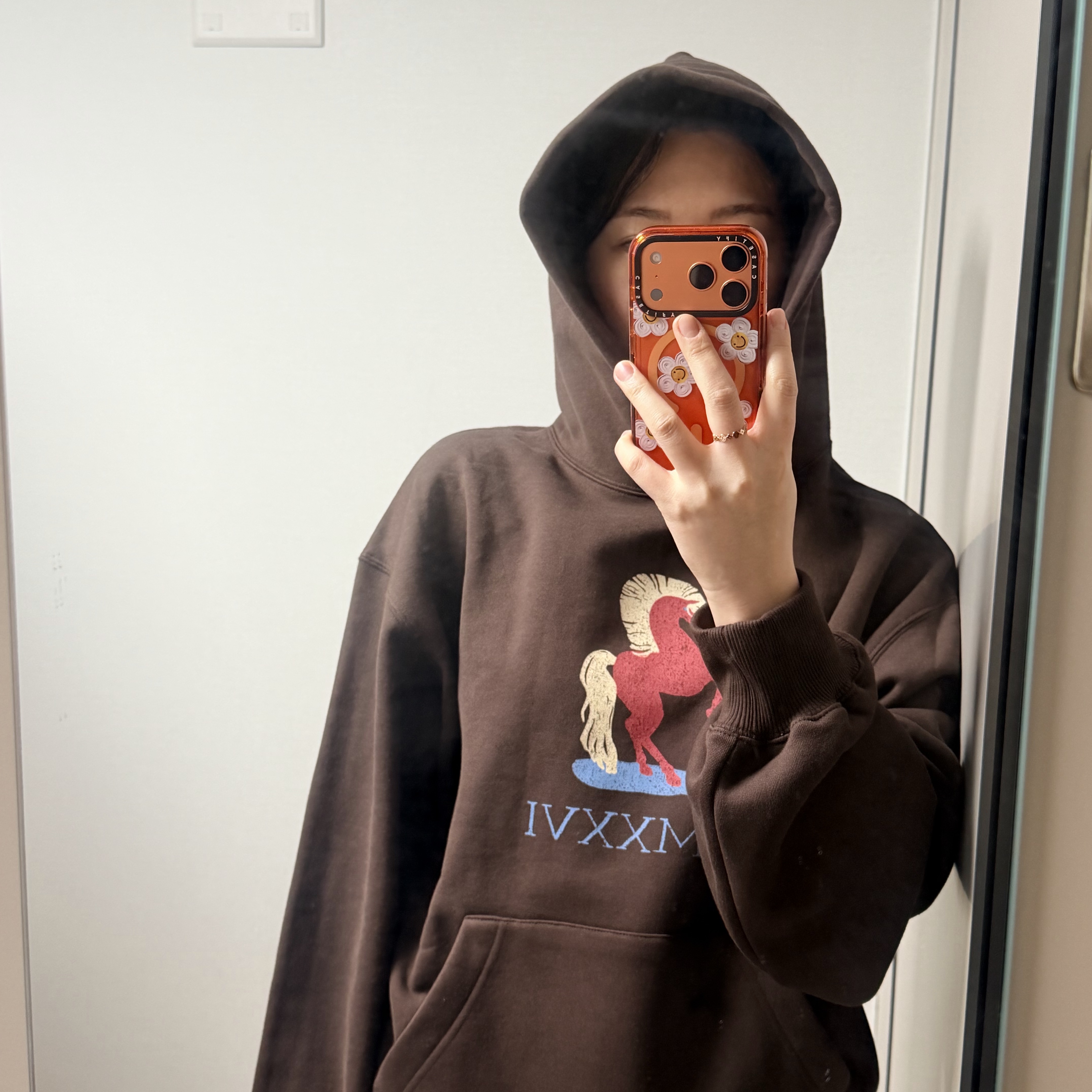 IAB Studio Red Horse Hoodie Brown 착용 스타일 - 1