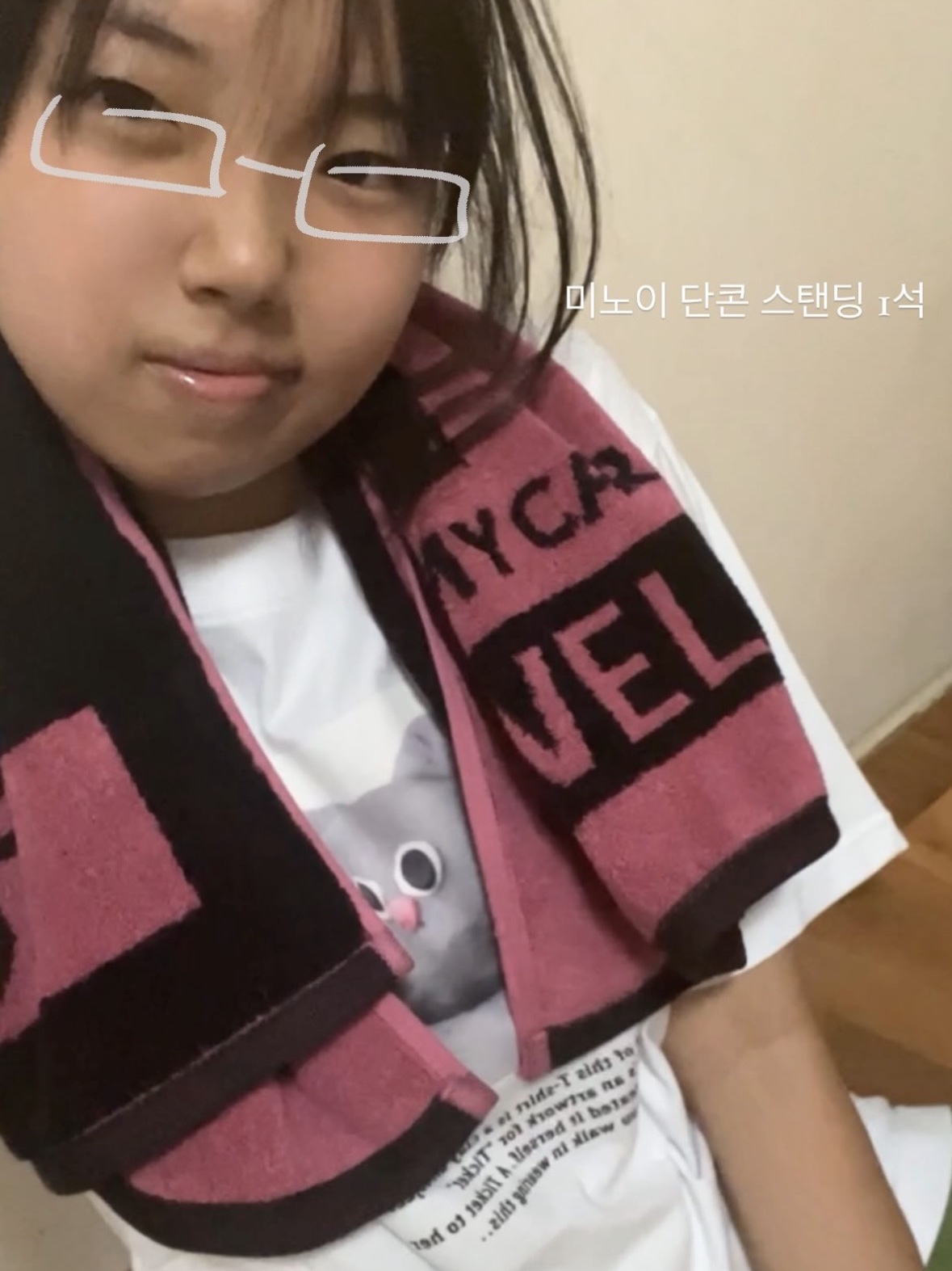 Meenoi Selfie Gloves Brown, Meenoi This Is Cool Muffler Pink Brown 착용 스타일 - 2