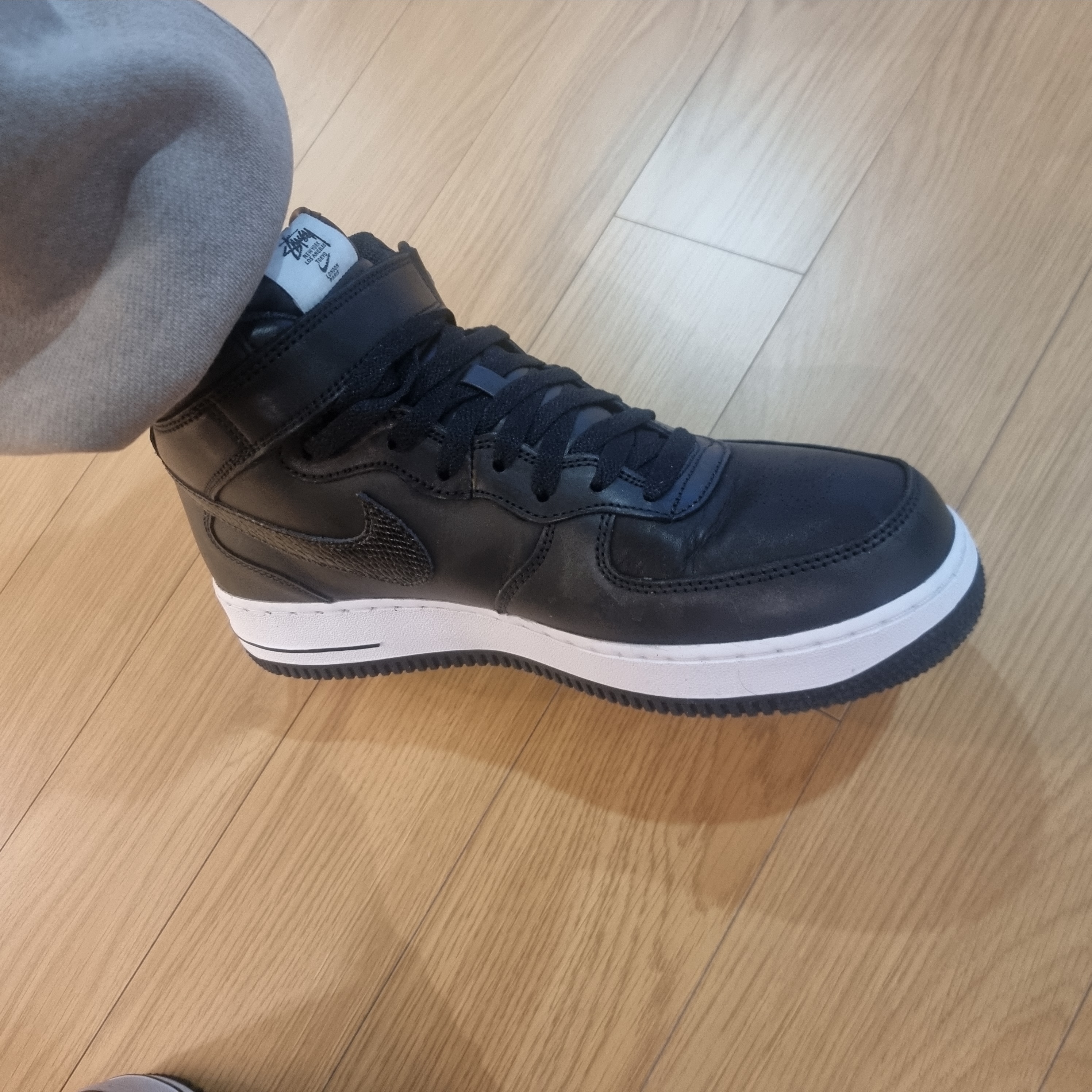 Nike x Stussy Air Force 1 '07 Mid SP Black 착용 스타일 - 2