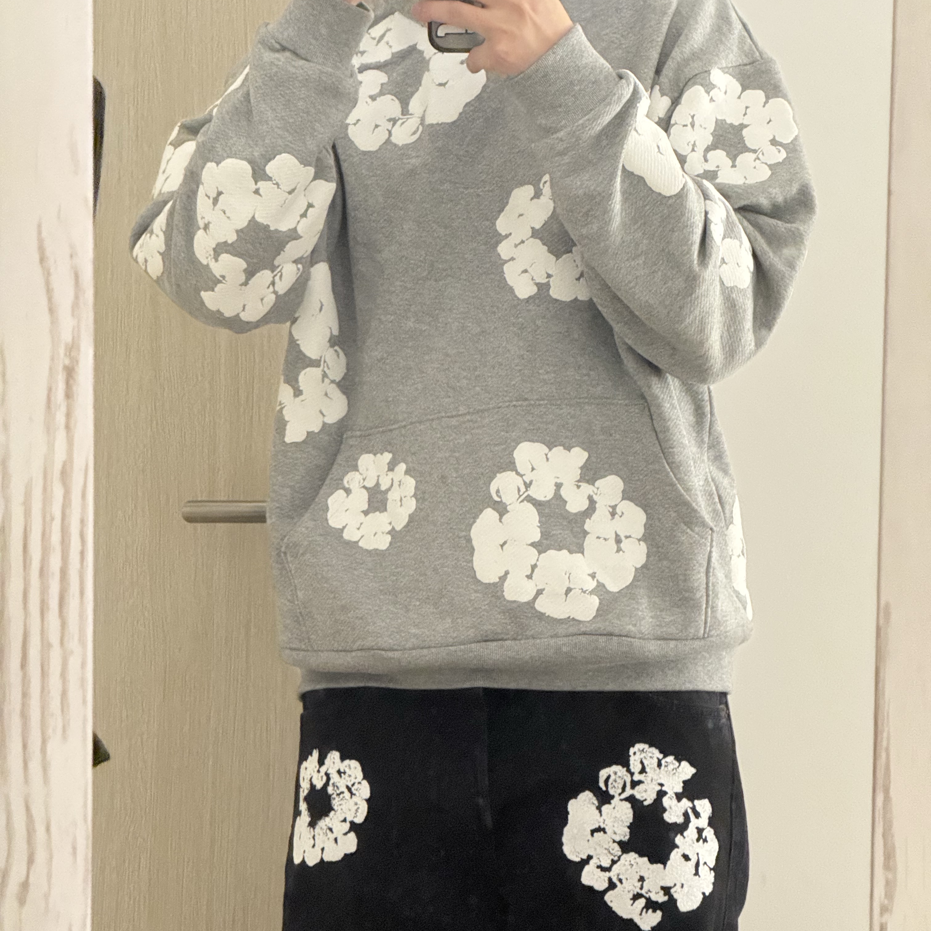 Denim Tears The Cotton Wreath Sweatshirt Grey, Denim Tears The Cotton Wreath Jeans Black 착용 스타일