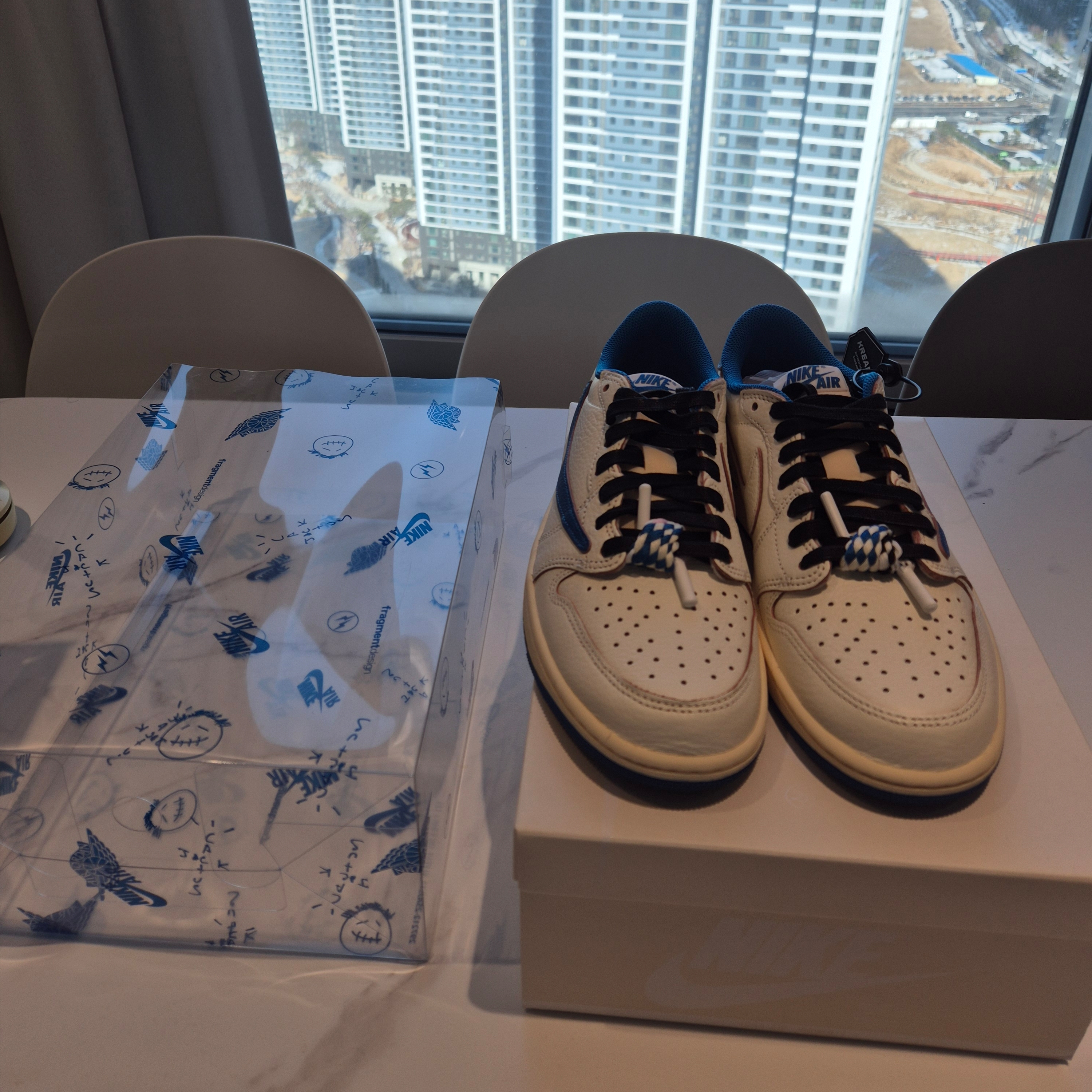 Jordan 1 x Travis Scott x Fragment Retro Low OG SP Sail Military Blue 착용 스타일 - 7