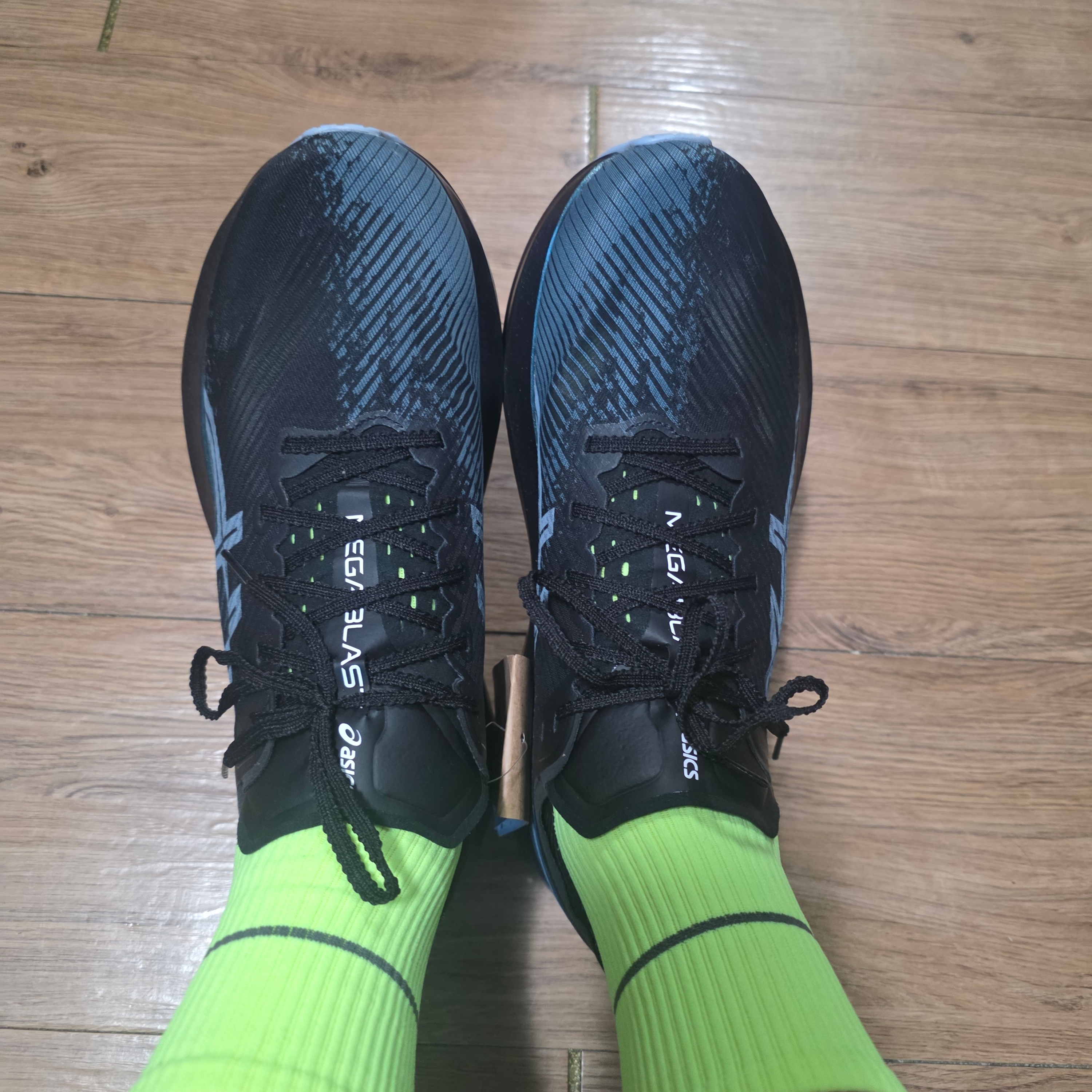 Asics Megablast Black White 착용 스타일 - 2