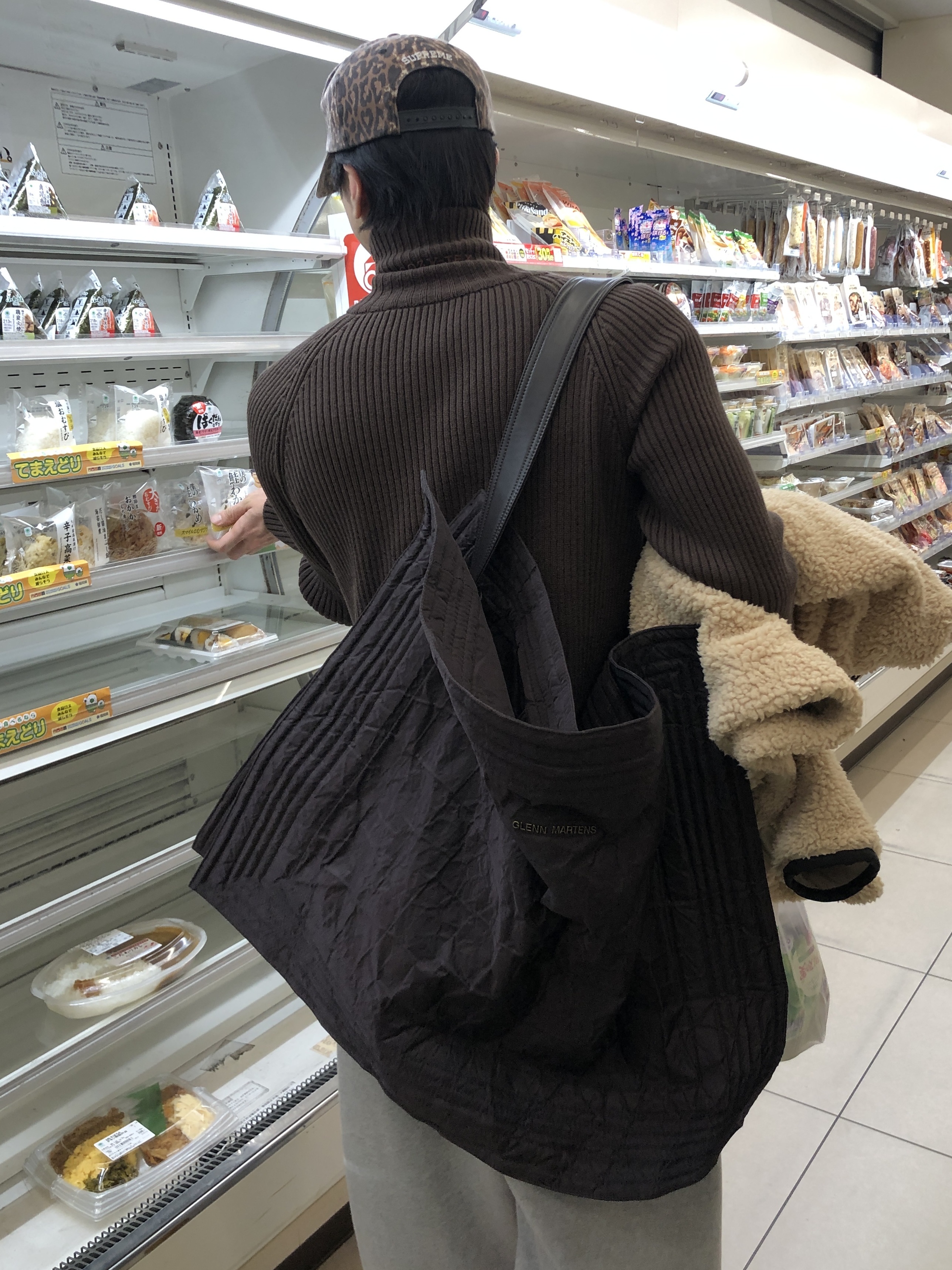 Supreme x Number (N)ine 6-Panel Leopard - 25FW, H&M x Glenn Martens Oversized Tote Bag Dark Brown 착용 스타일 - 5