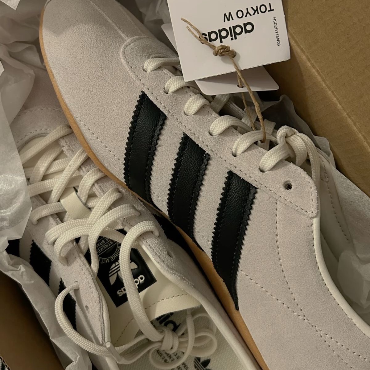 (W) Adidas Tokyo Off White Core Black 착용 스타일 - 1